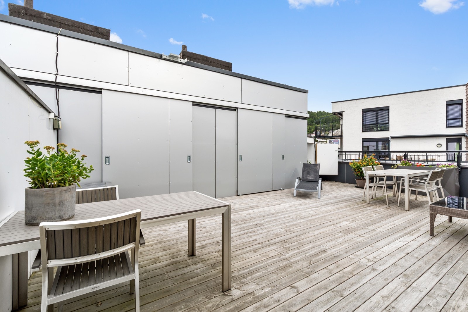 Sameiet har to boder til felles puter og tilbehør bak skyvedørene Galleribilde