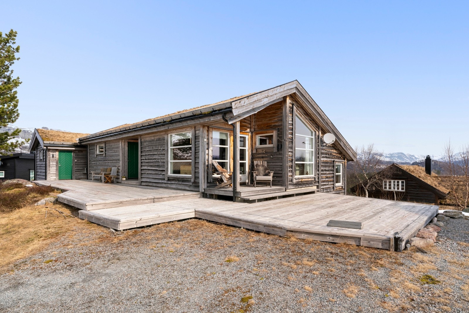 Hytta ligger på toppen av Muleheie, i fredfulle og naturskjønne omgivelser ved Sinnes i Sirdal. Galleribilde