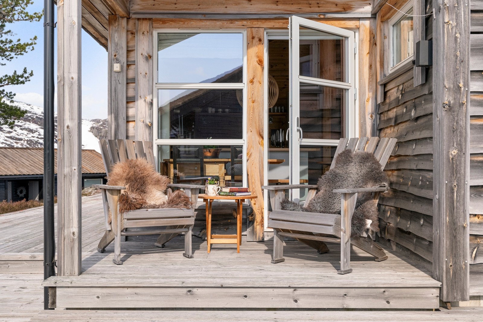 Terrassen innredes enkelt i ulike soner, og innbyr til både stille stunder og lange, sosiale kvelder. Galleribilde