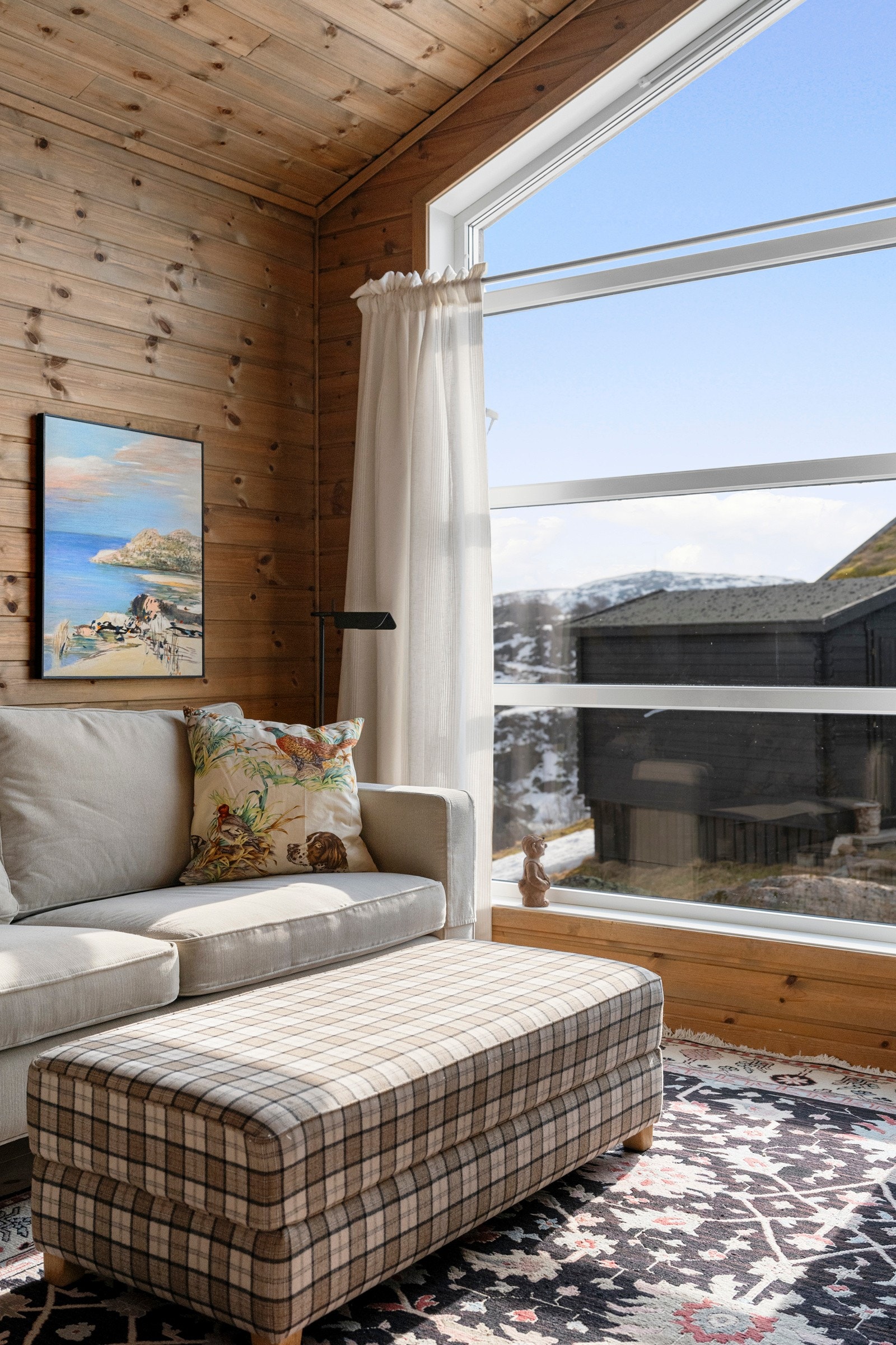 Sammen skaper de en åpen, sosial og romslig sone, med nydelig utsikt og godt lysinnslipp fra store vinduer. Galleribilde