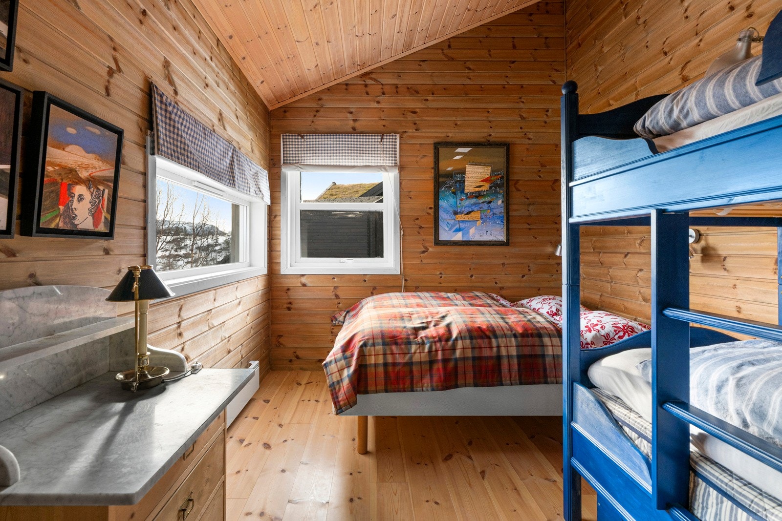 Hytta har tre koselige soverom, og sammen med annekset gir de gode muligheter for å ta med seg gjester til fjells. Galleribilde