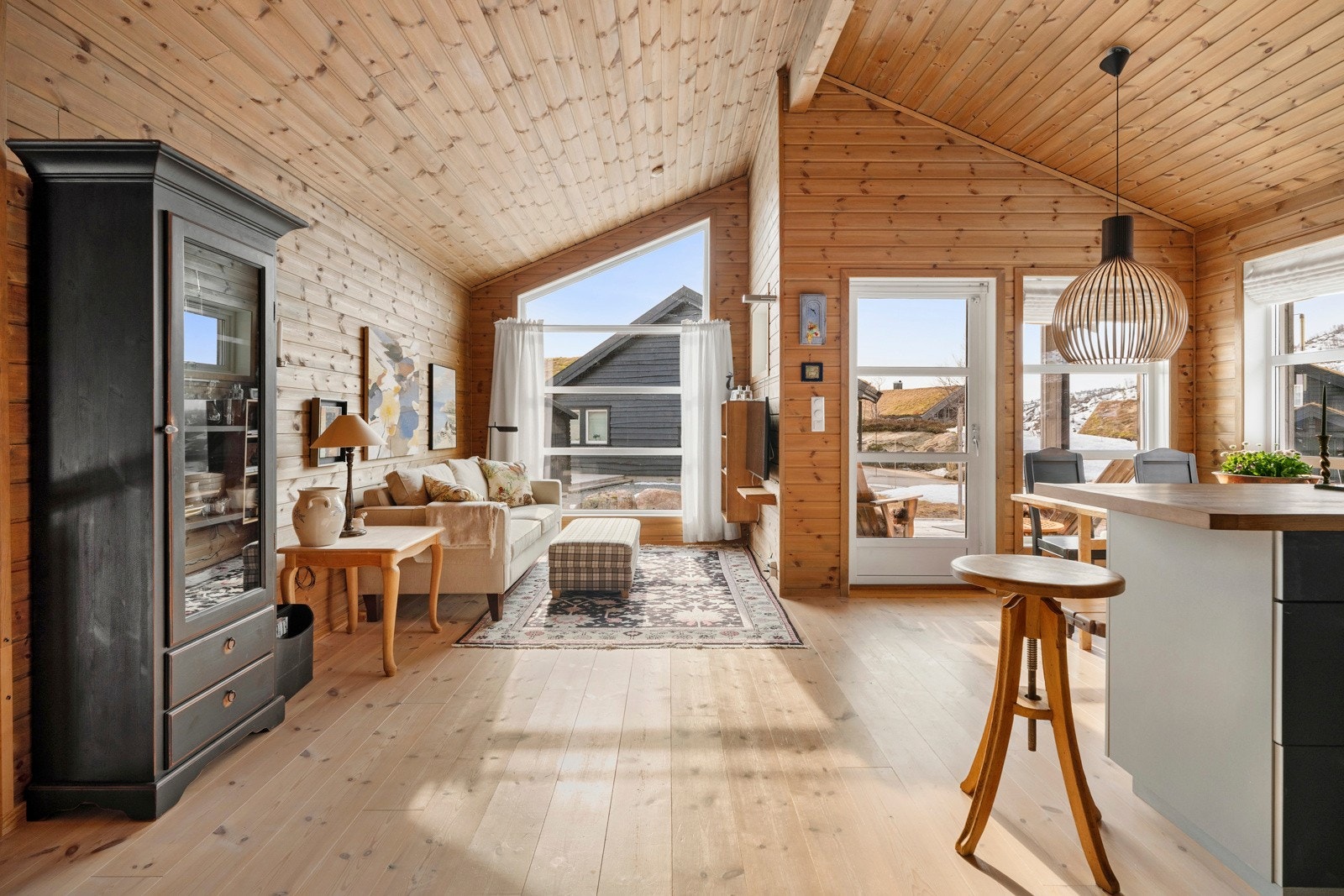 Hytta har to fine, tilstøtende stuer med trapp mellom, noe som gir ekstra fleksibilitet og god møbleringsfrihet. Galleribilde