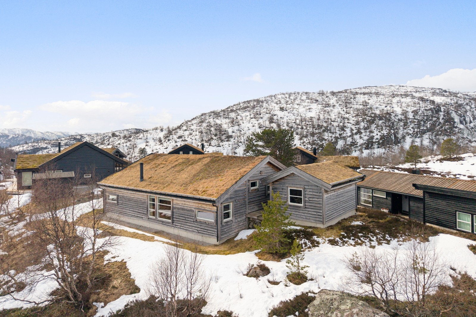 Området byr på fantastiske turmuligheter sommer som vinter, og det er kun 1 kilometer ned til klatreparken Høyt & Lavt. Galleribilde