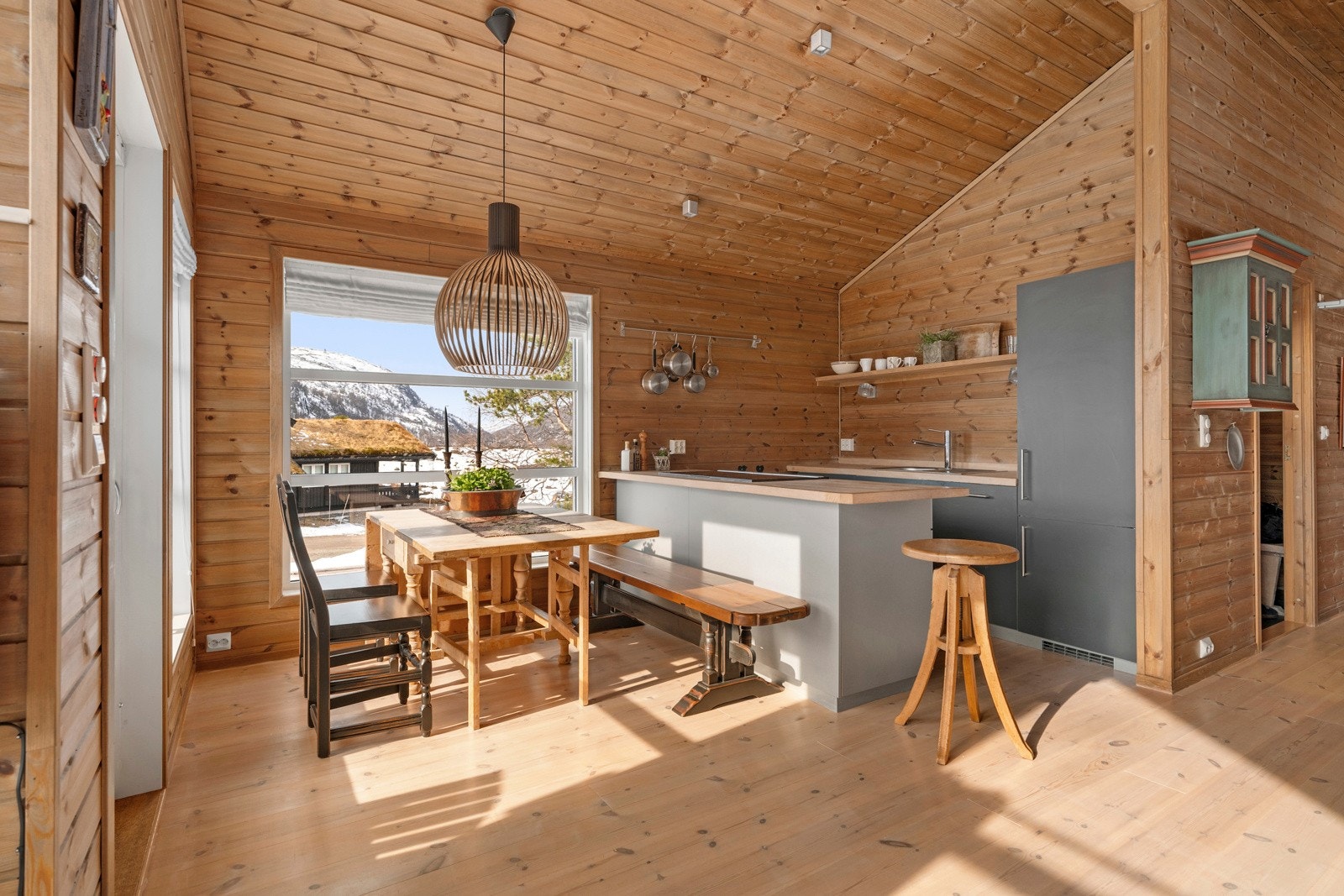 For et luftigere uttrykk er overskap droppet til fordel for en åpen hylle, men det er likevel godt med oppbevaring på kjøkkenet. Galleribilde