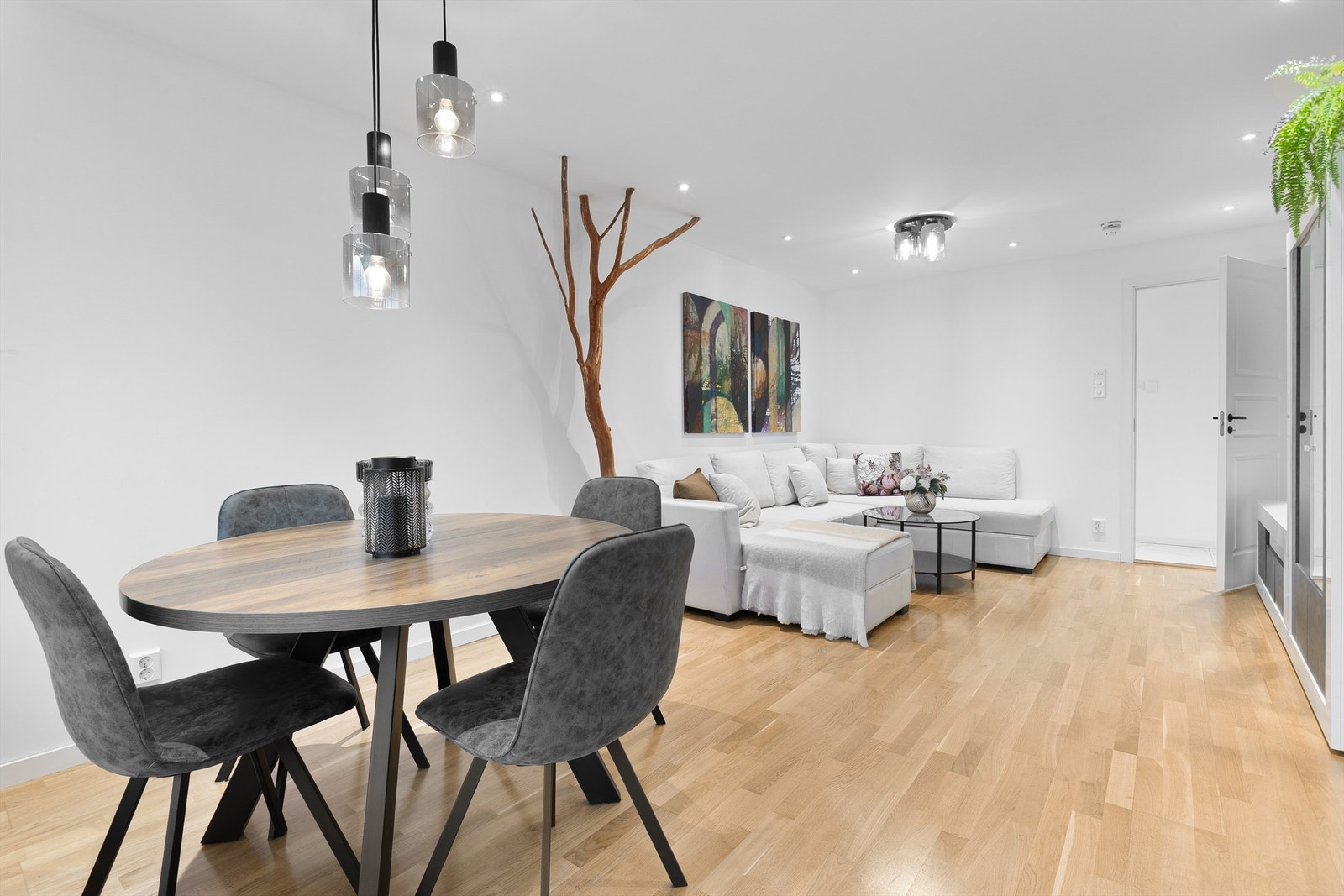 Belysningen er fordelt i fire soner over TV, sofa, spisebord og i tak alle med dimming, som gir fleksibel stemning Galleribilde