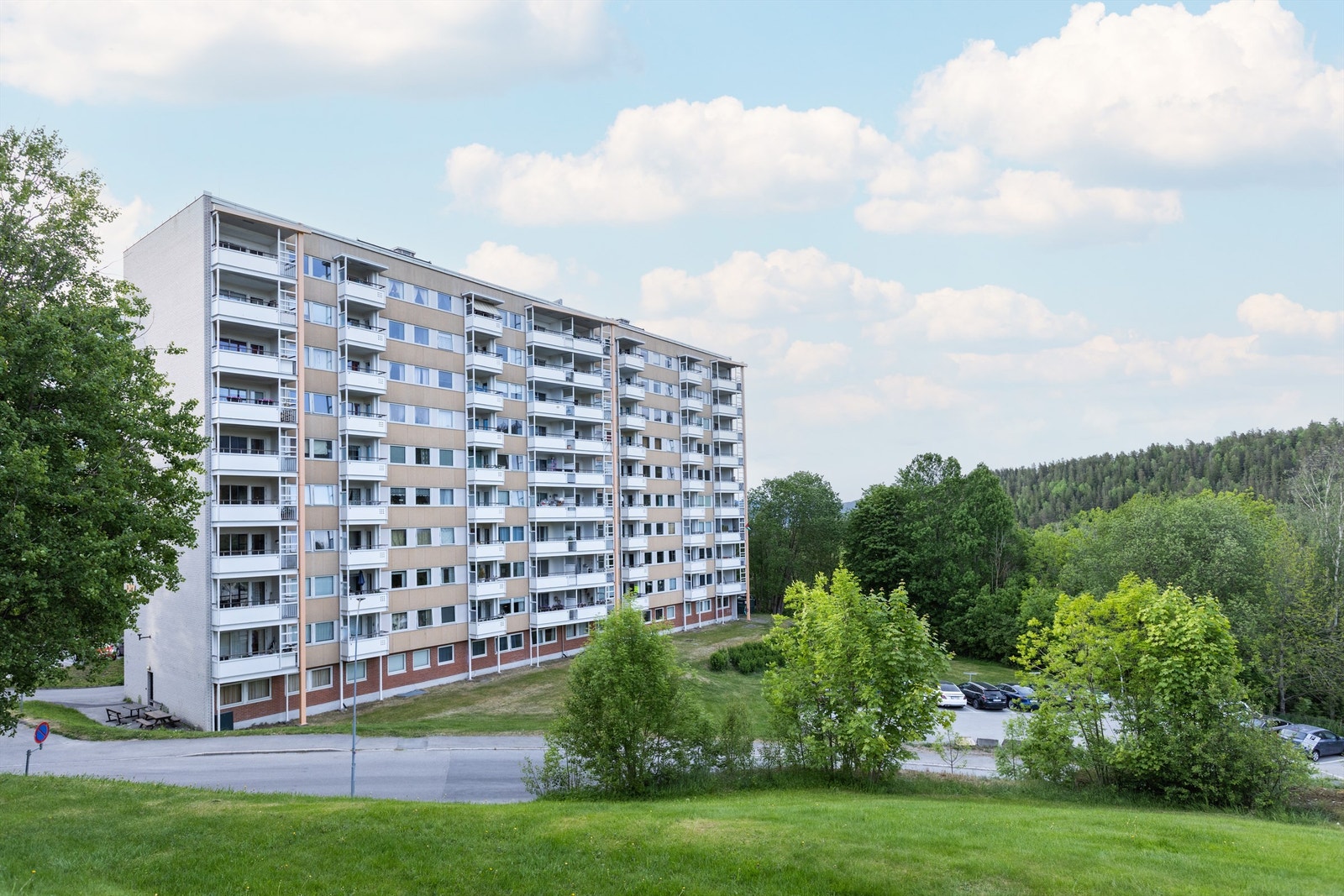 Leiligheten har en attraktiv beliggenhet i enden av fjell med pen utsikt mot naturomgivelser Galleribilde