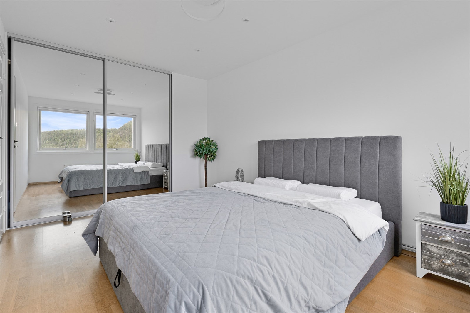 Soverom 1 - Stor skyvedørsgarderobe med speil gir rikelig oppbevaringsplass Galleribilde