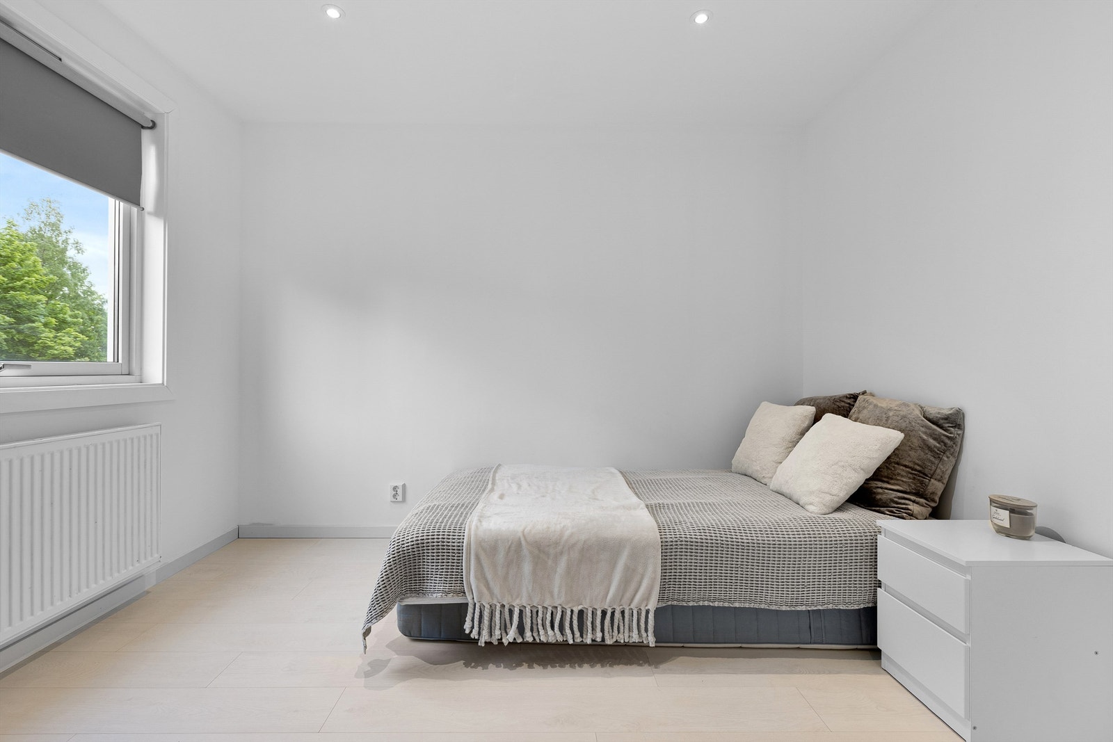 Soverom 3 - Oppgradert med nytt laminatgulv, slette vegger og nedsenket himling med led-spotter Galleribilde