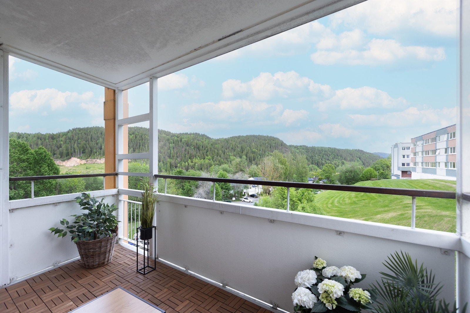 Leiligheten har en fin beliggenhet i enden av fjell med pen utsikt mot naturomgivelser. Galleribilde