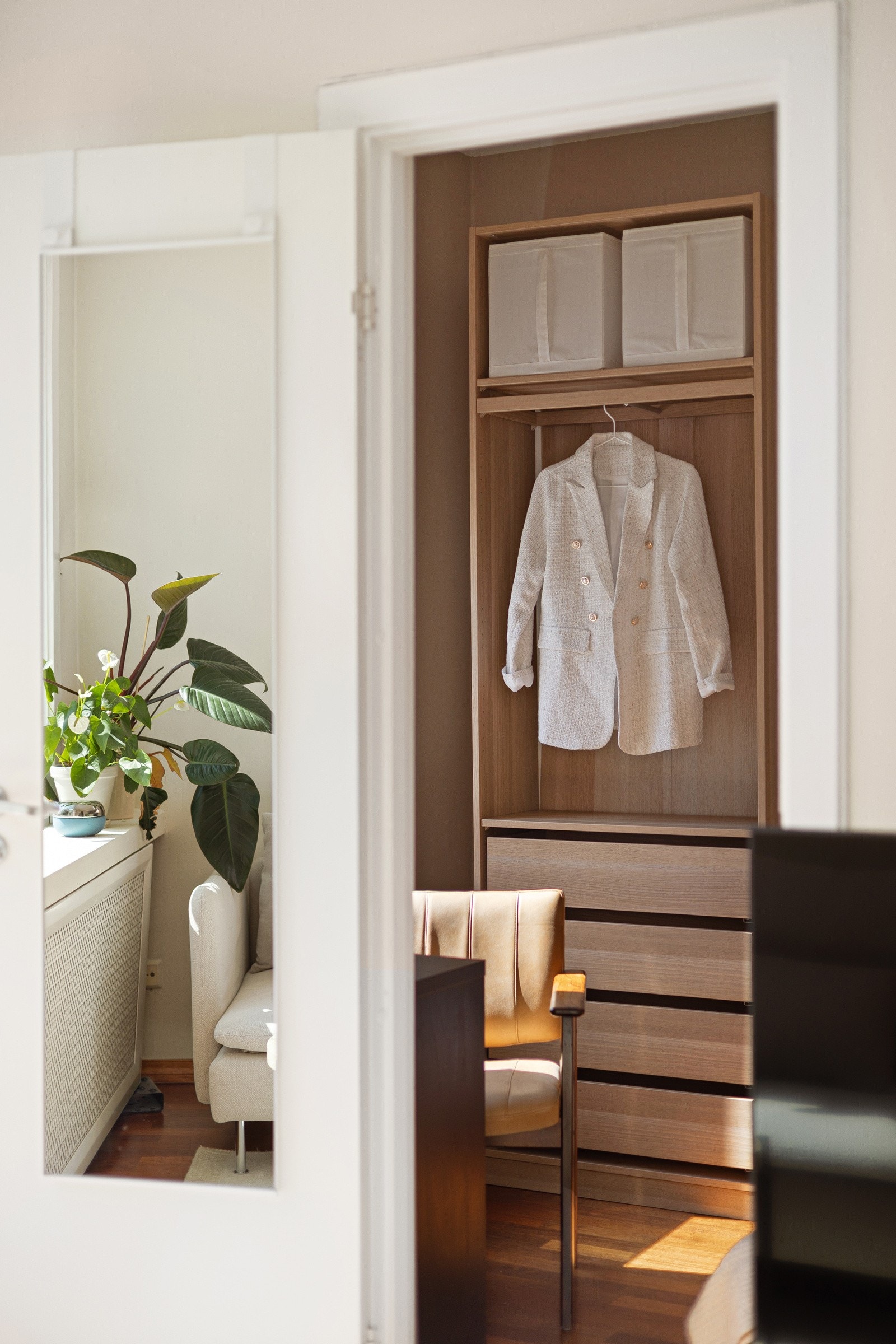 Leiligheten har et lyst og innbydende soverom som vender ut mot rolige fellesarealer. Galleribilde