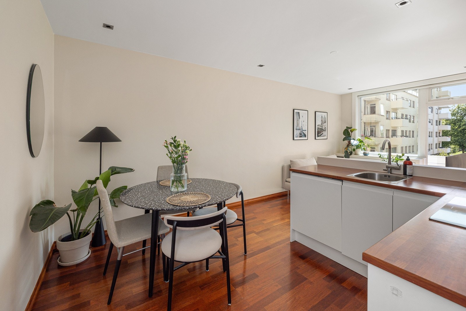 Stuen er enkel å møblere med sofagruppe med salongbord, mediemøblement med tv og et spisebord i tilknytning til kjøkkenet. Galleribilde