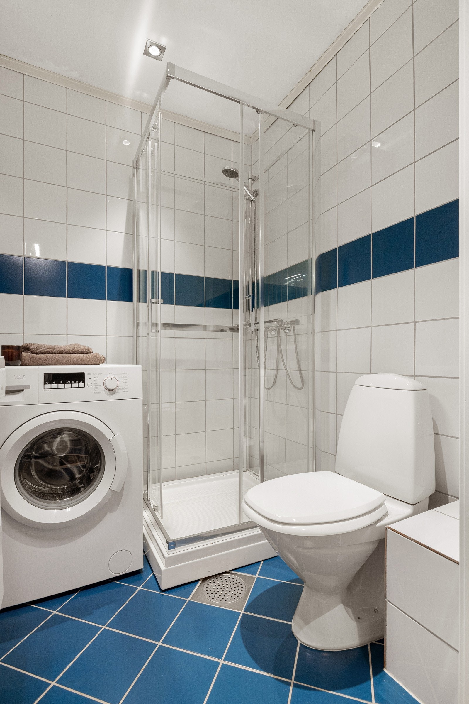 Leiligheten har et lyst flislagt baderom fra 2000 med gulvvarme og downlights i himlingen. Ny servant 2025. Galleribilde