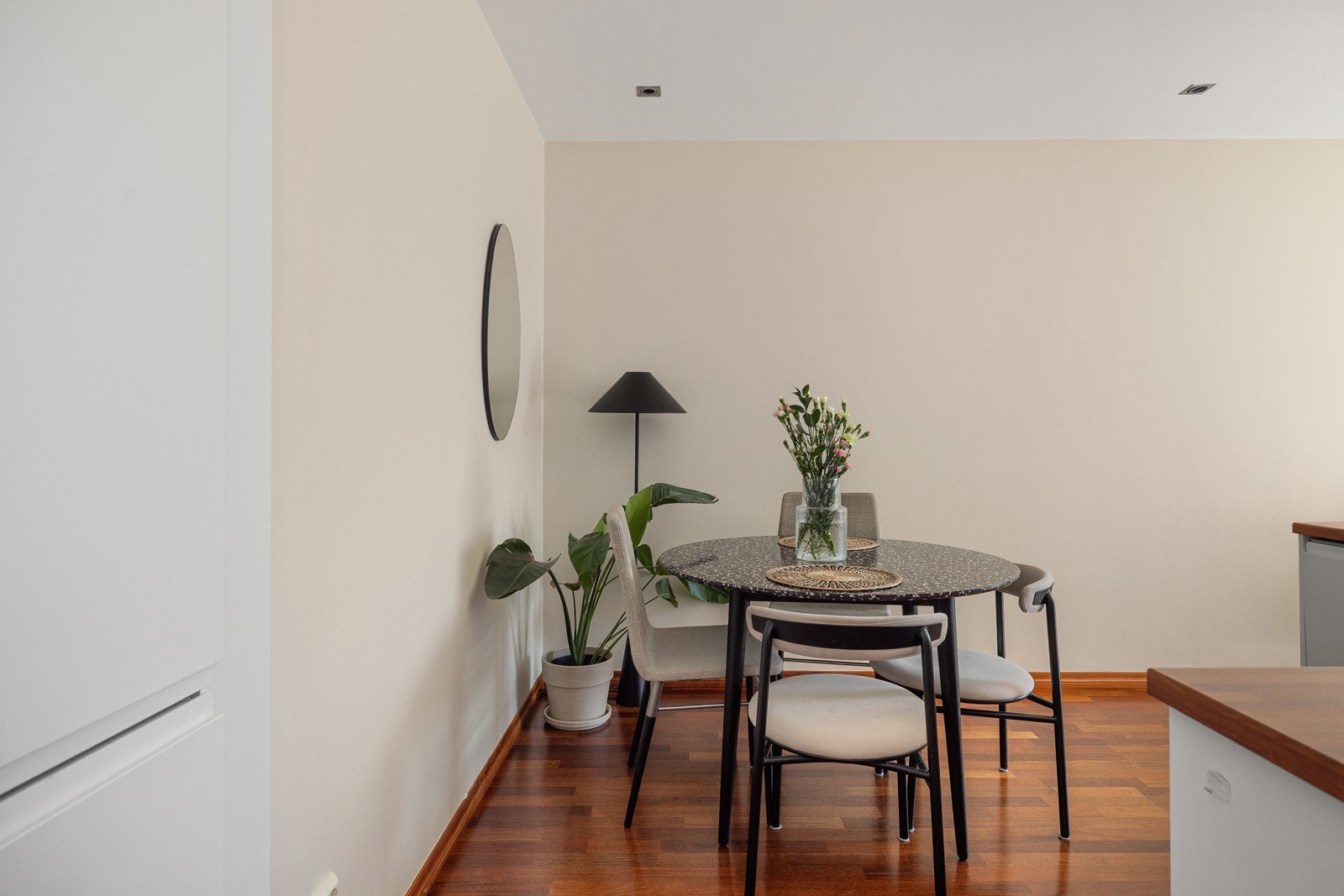 Medfølgende integrerte hvitevarer som nedfelt platetopp, ventilator, stekeovn, oppvaskmaskin og kjøleskap med frysedel. Galleribilde