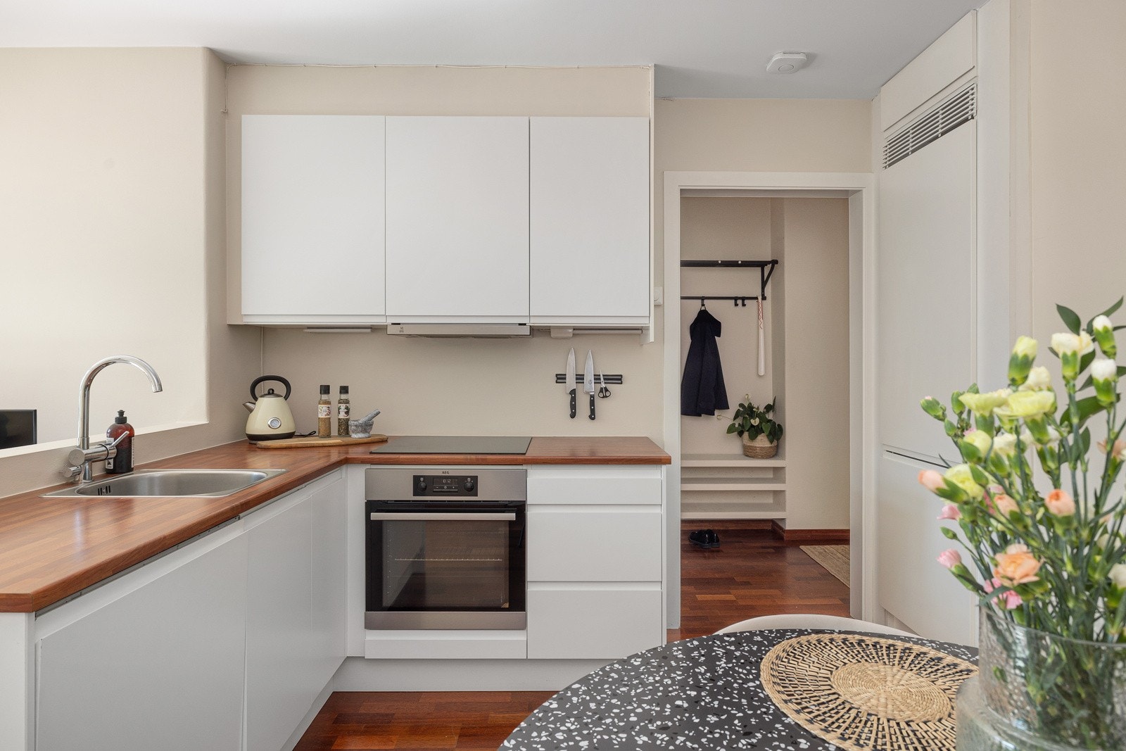 Et moderne kjøkken som er praktisk utformet med en halvøy mot stuen. Kjøkkenet er fullt utstyrt med integrerte hvitevarer som medfølger i handelen. Galleribilde