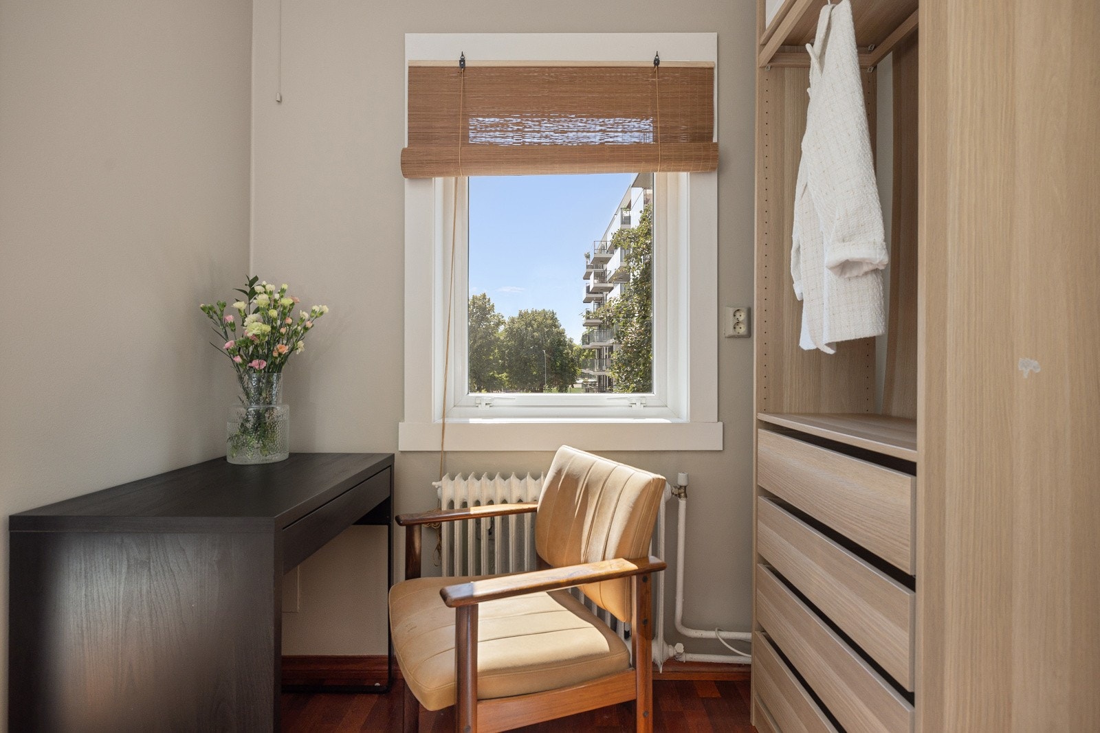 Den store vindusflaten slipper inn rikelig med naturlig lys. Lysinnslippet sammen med den gode takhøyden på ca. 2,68 meter bidrar til en god og luftig romfølelse. Galleribilde