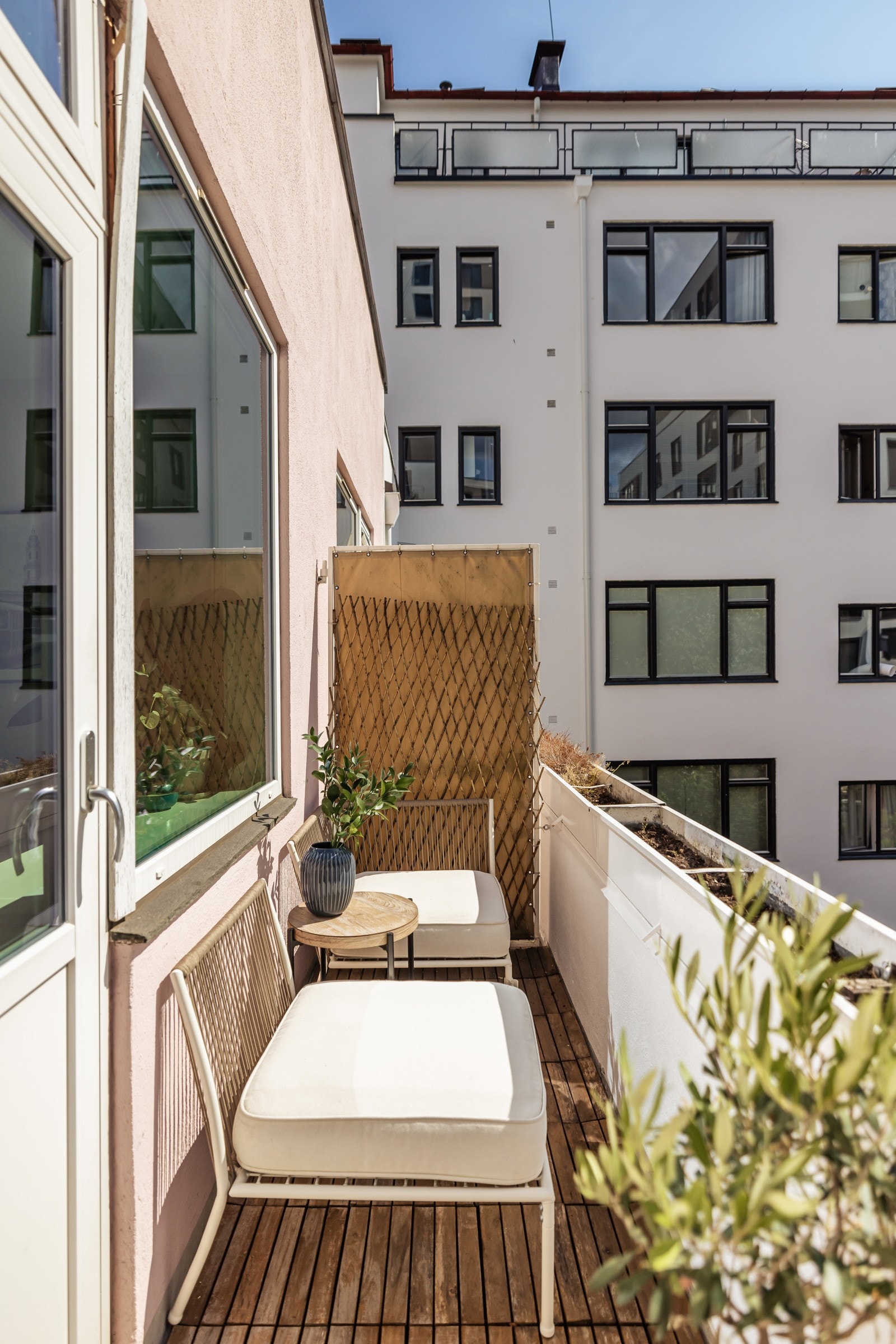 Balkongen har treheller på gulv og plass til sittegruppe etter eget ønske. Galleribilde