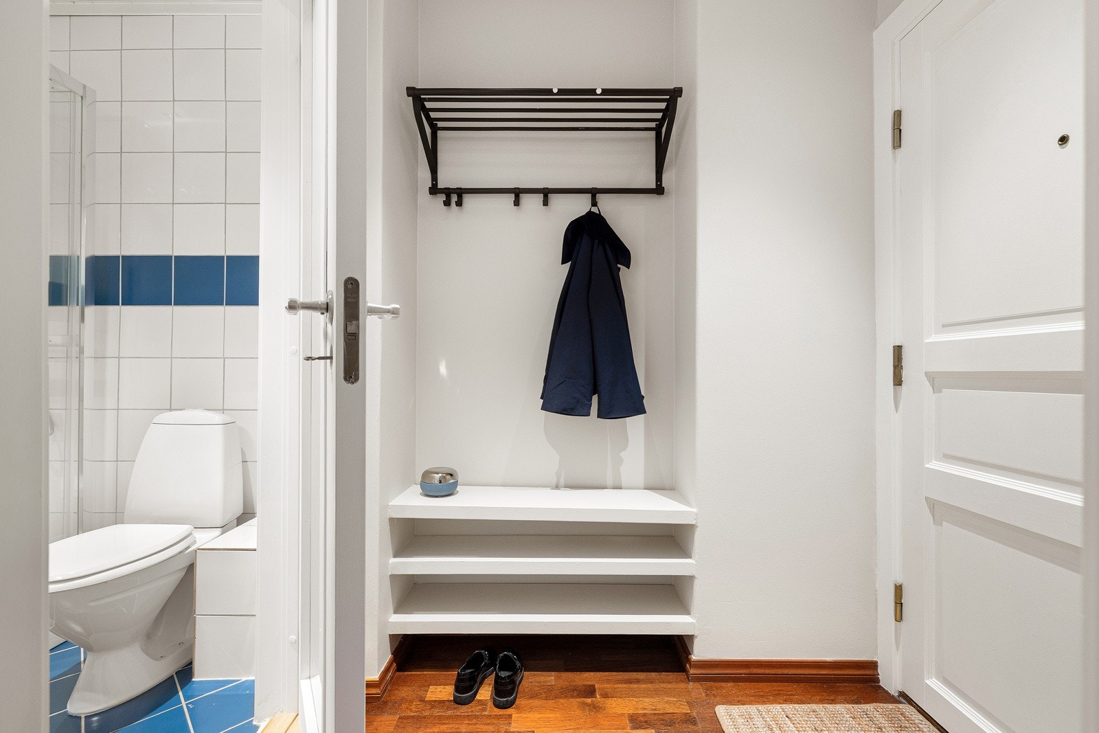 Du ønskes velkommen inn i en lys og hyggelig entré med plass til sko og oppheng av yttertøy. Galleribilde