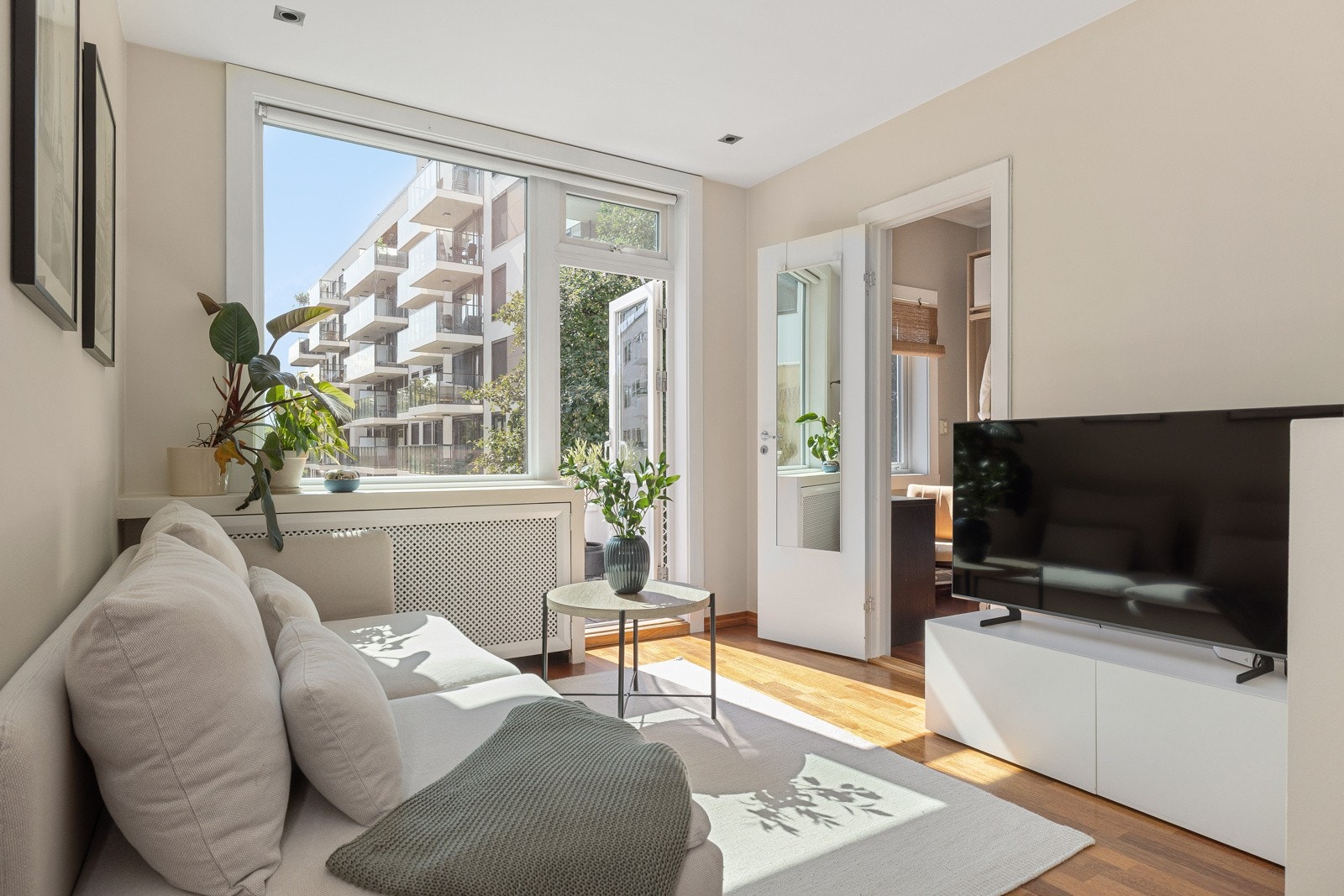 Stuen er det naturlige oppholdsrommet i leiligheten, og er et lyst og fint rom. Galleribilde