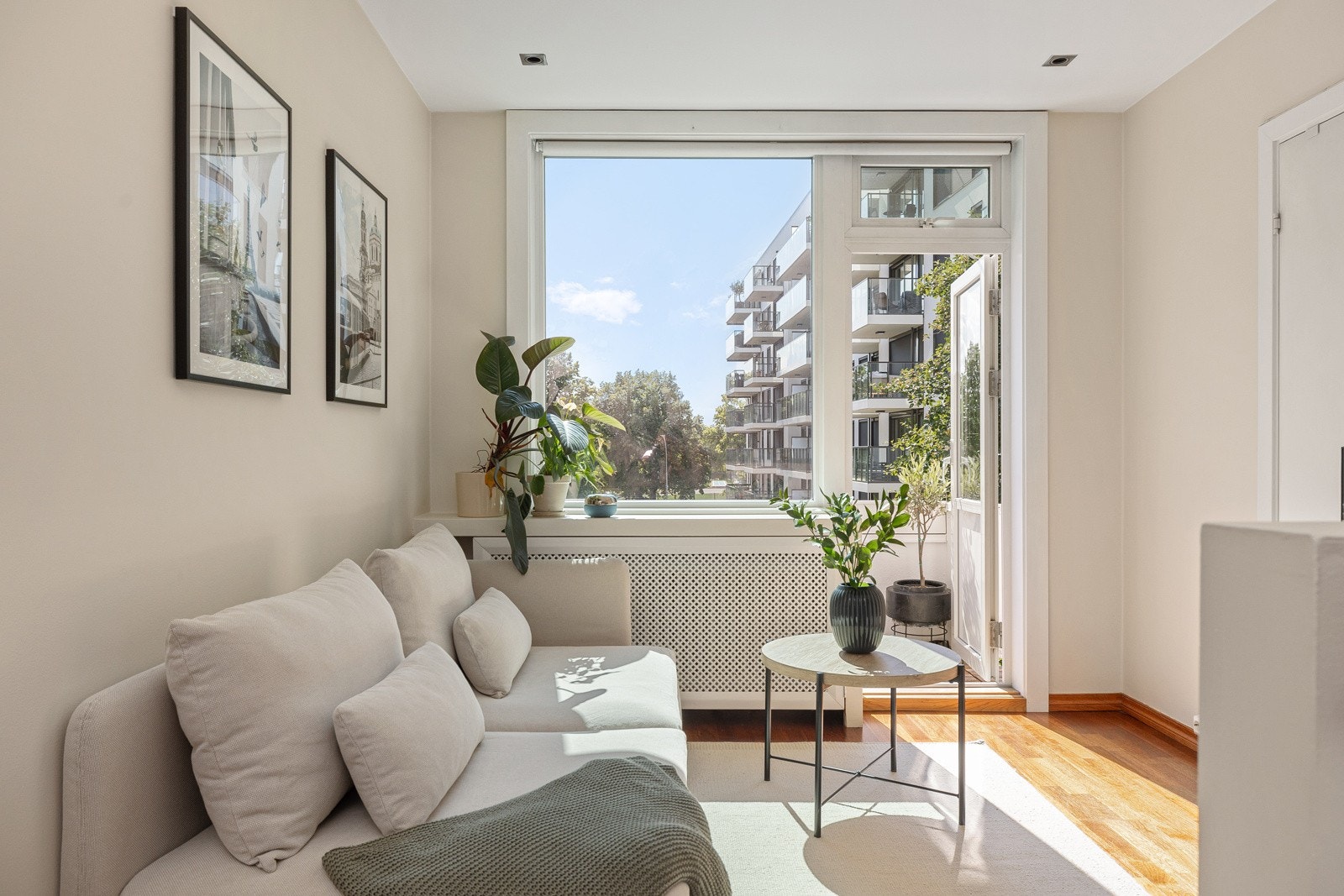 God standard med parkett på gulv, overflater malt i en innbydende farge og downlights i himlingen. Galleribilde