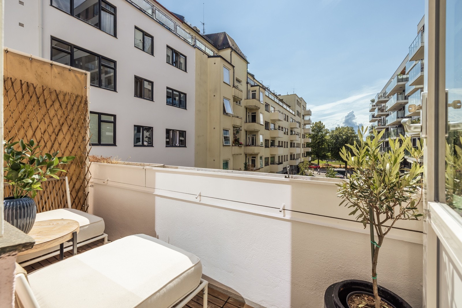 Fra stuen har du utgang til en hyggelig og solrik sydvestvendt balkong på ca. 5m². Galleribilde