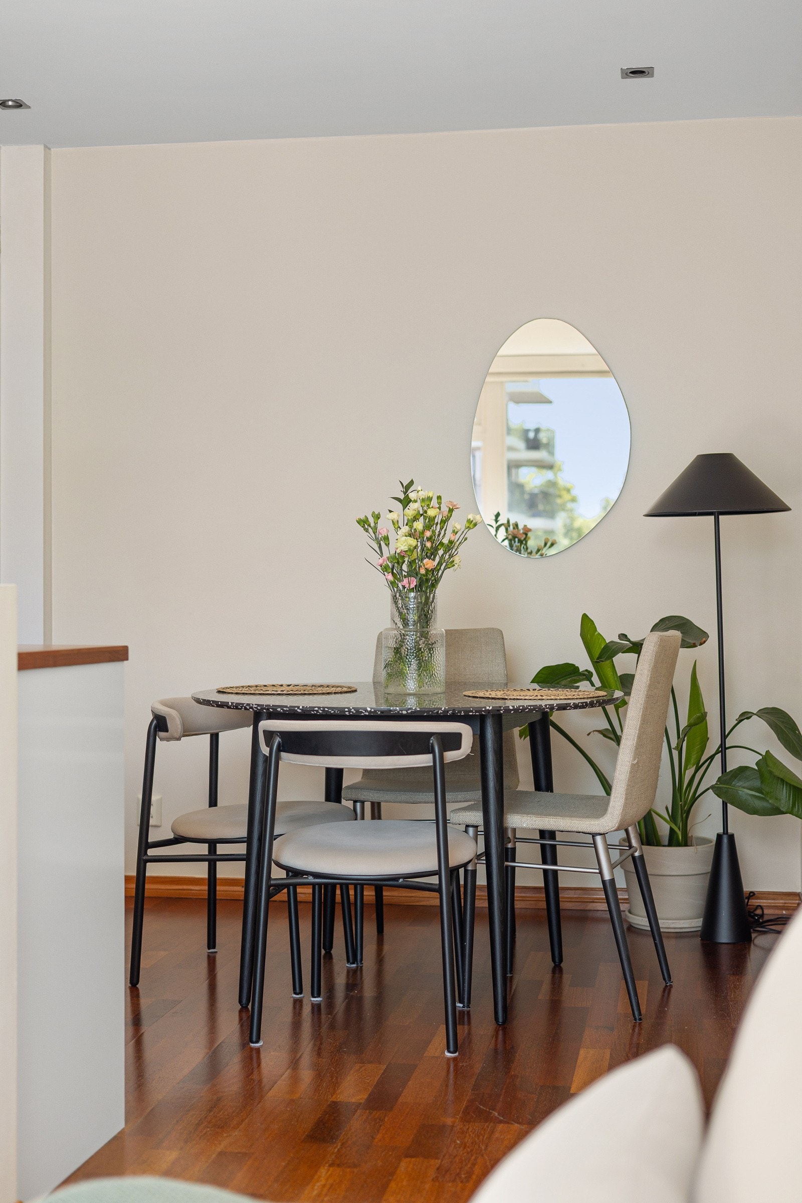 Både oppvarming med fjernvarme, varmtvann, grunnpakke kabel-TV og bredbånd er inkludert i felleskostnadene. Galleribilde