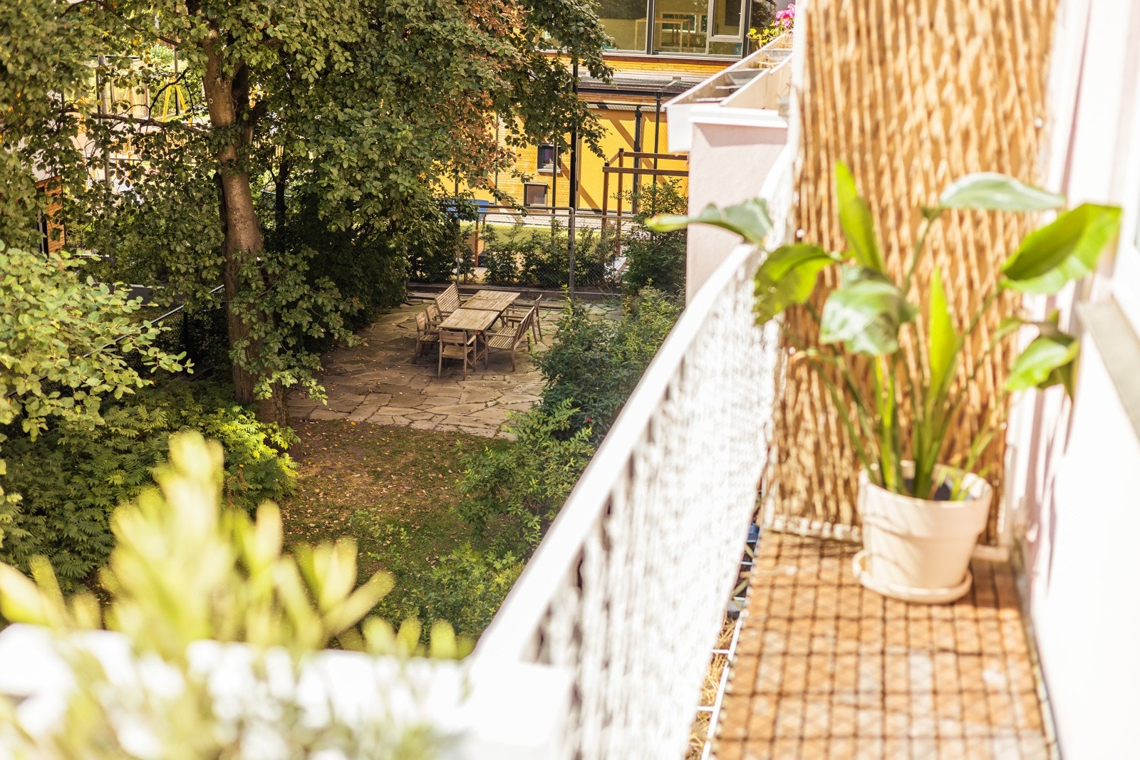 Fra balkongen er det også utsyn over koselige fellesarealer. Galleribilde