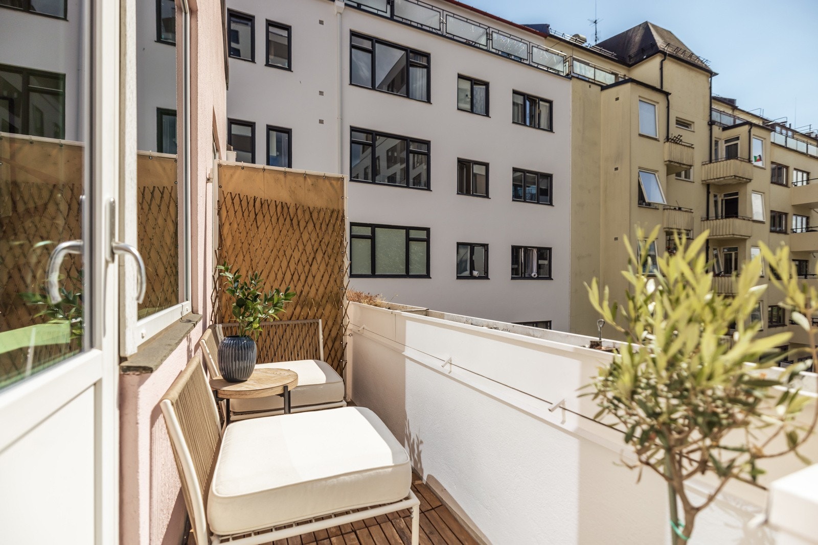 Beliggenheten i toppetasjen og mot sydvest sørger for gode solforhold. Galleribilde