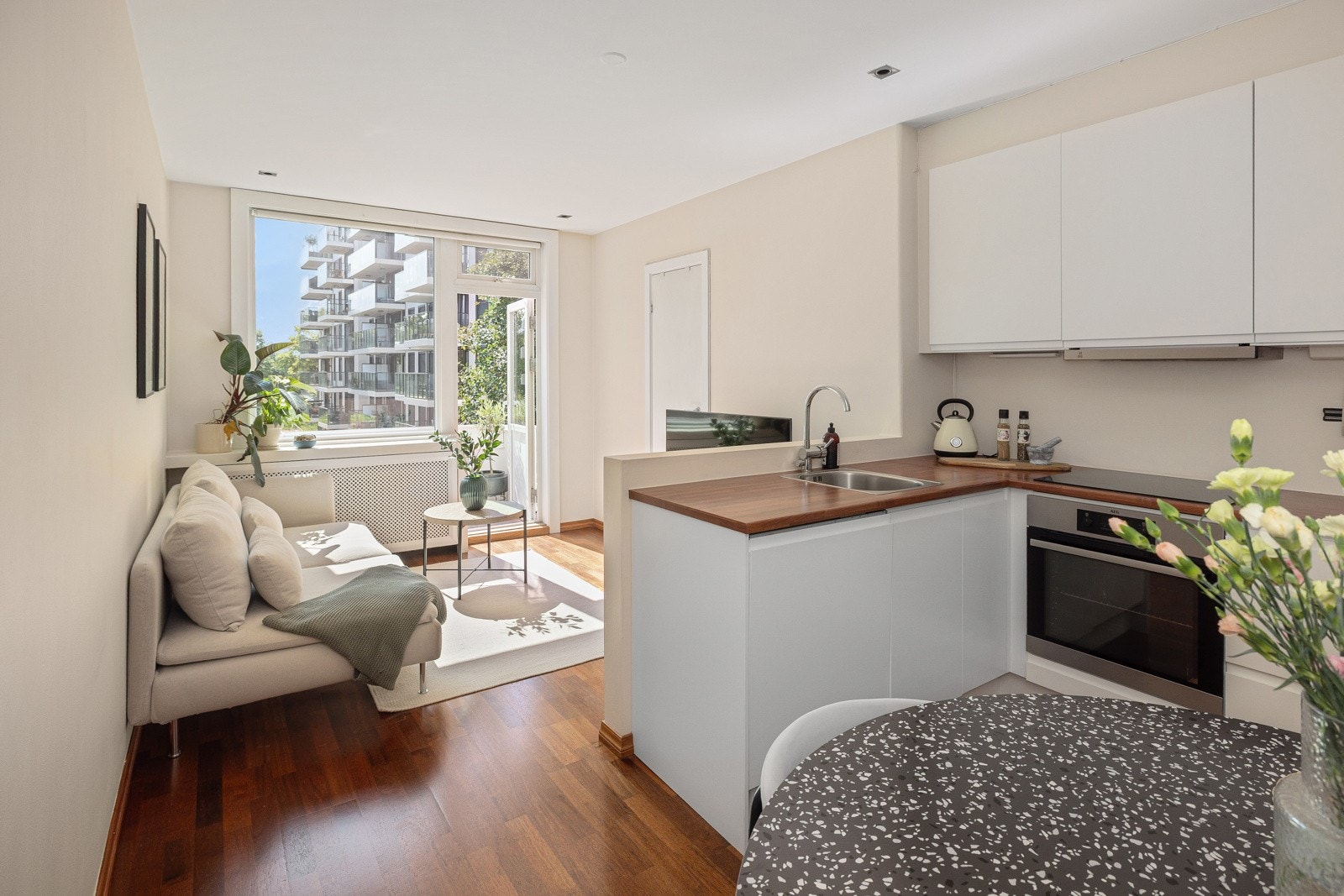 En lys og innbydende 2-roms selveiet toppleilighet med solrik sydvestvendt balkong. Galleribilde