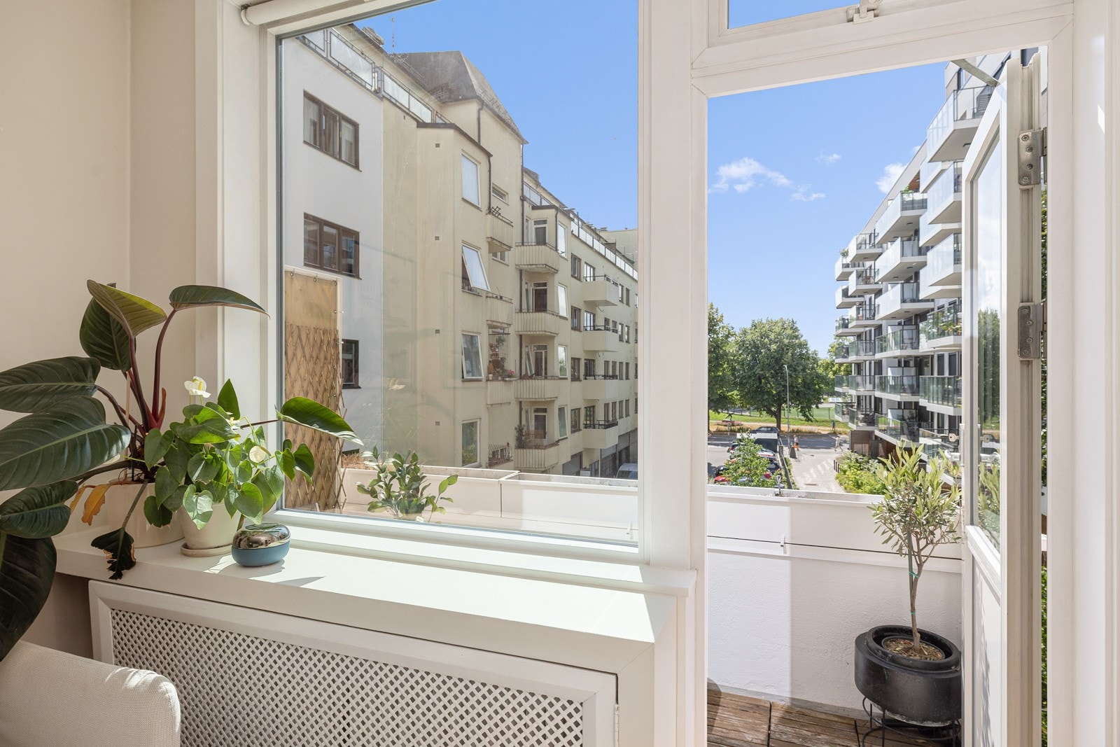 Alle vinduene i leiligheten har fine brede vinduskarmer for planter og dekor. Galleribilde