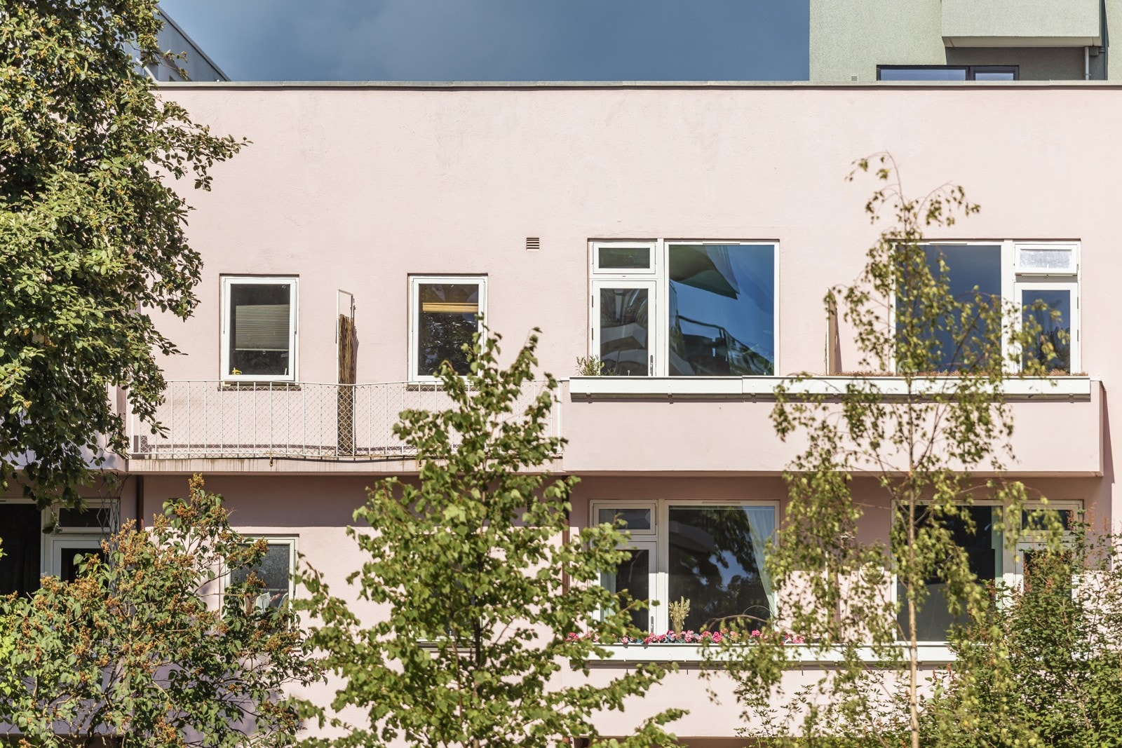 Leiligheten ligger i byggets toppetasje (3. etasje), og har en god planløsning som utnytter plassen optimalt. Galleribilde