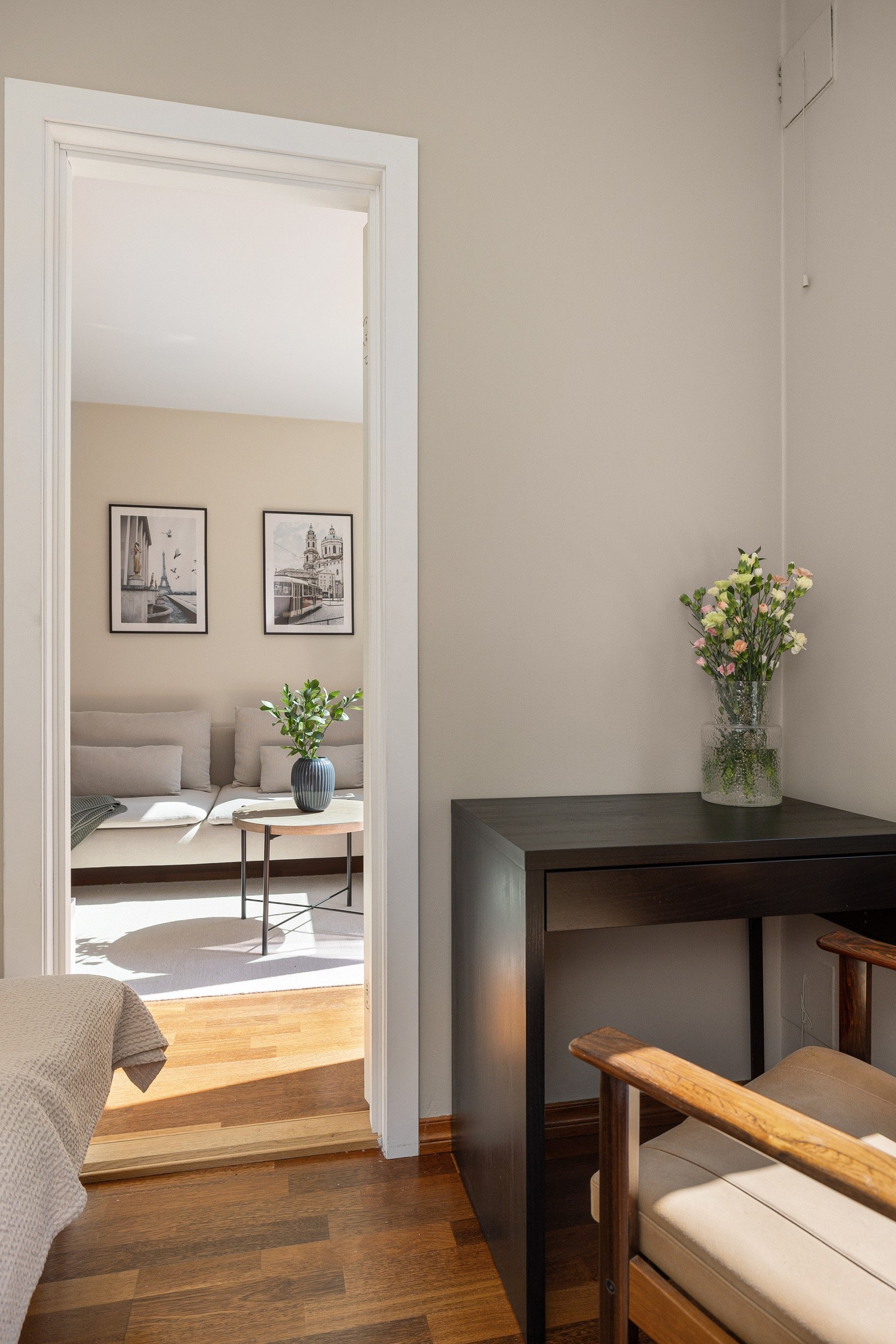 Soverommet har parkett på gulv og overflater malt i en fin lys farge. Galleribilde