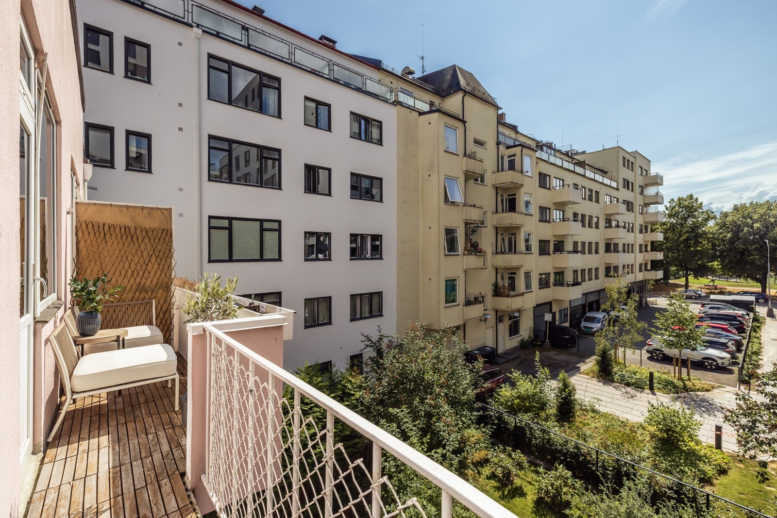 Her sitter du i koselig omgivelser og med hyggelig utsyn mot frodige Frognerparken. Galleribilde