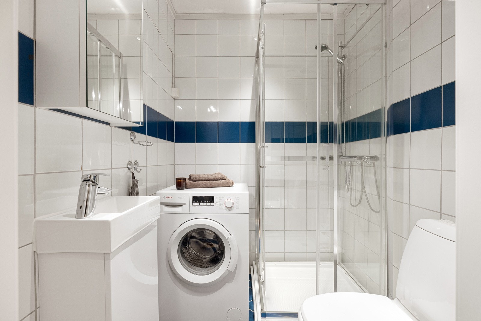 Baderommet er utstyrt med nytt servantskap med speil og belysning over, dusjkabinett og gulvstående toalett. Galleribilde