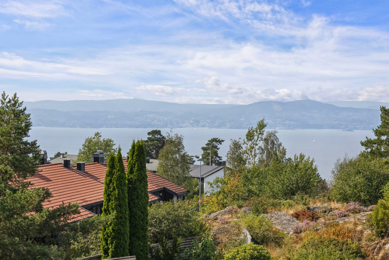 Fantastisk utsikt utover Oslofjorden fra leiligheten og terrassene. Galleribilde