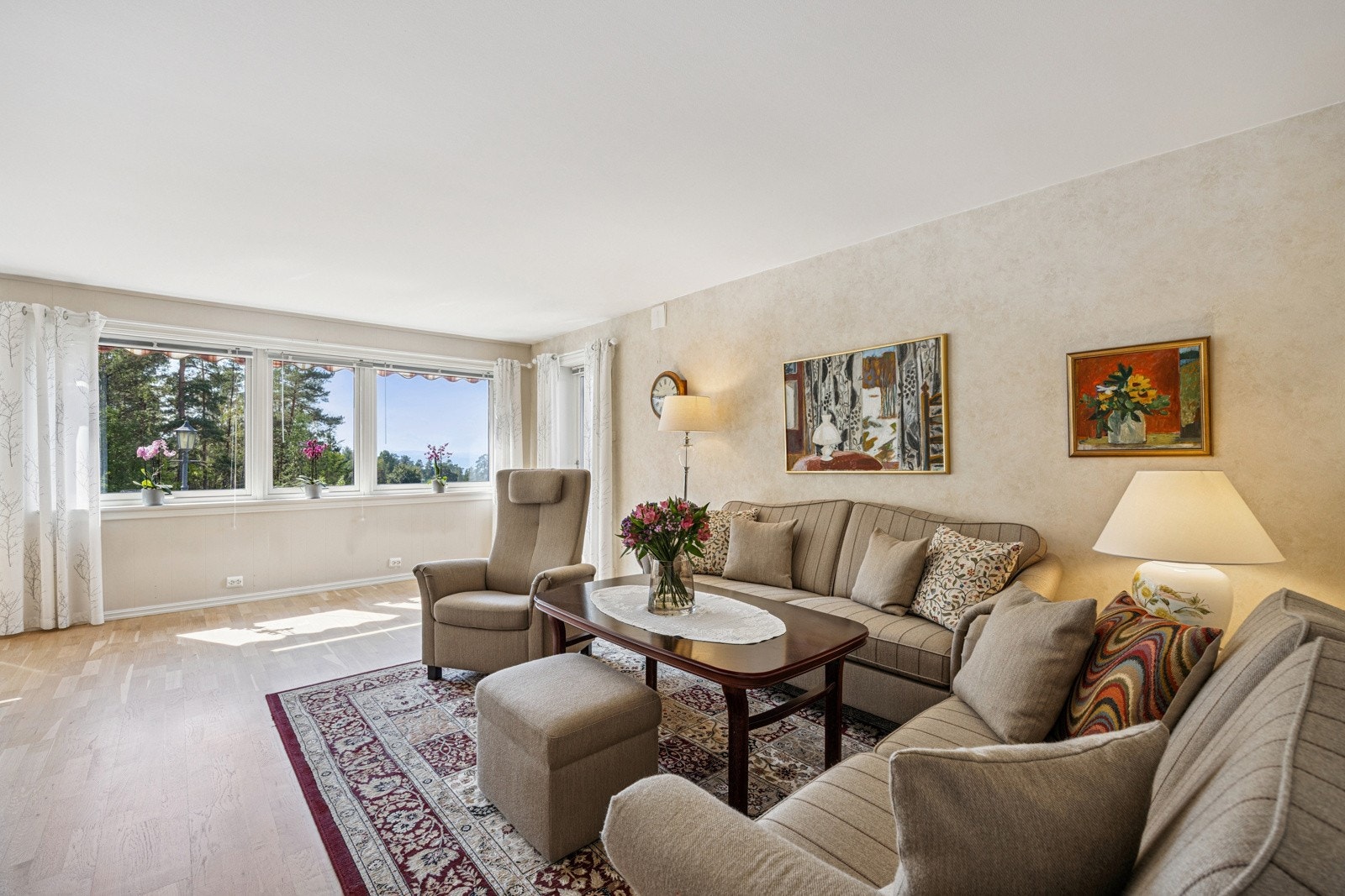 Her bor du i skogkanten med fantastisk sjøutsikt! Galleribilde