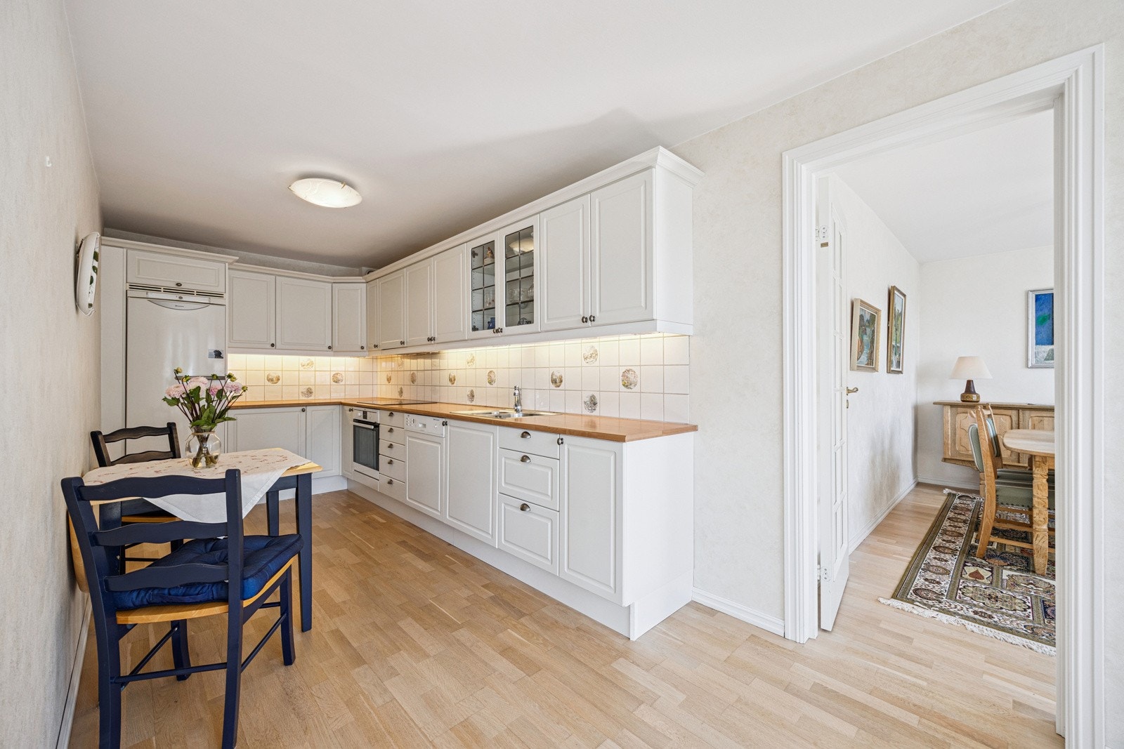 Pent kjøkken med praktisk innredning, godt med skap- og benkeplass. Galleribilde