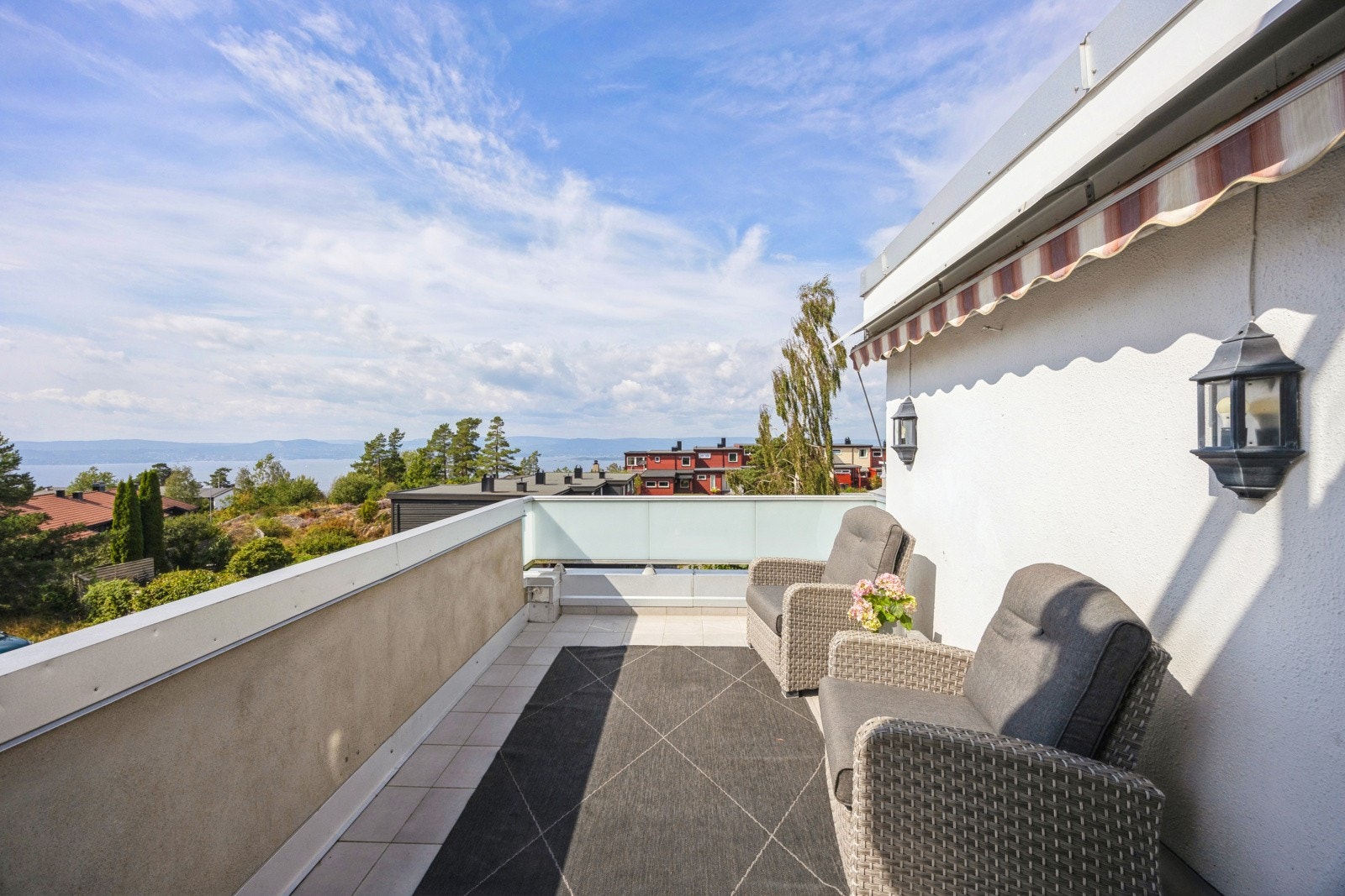 Vestvendt terrasse med utgang fra stuen med flott utsikt Galleribilde