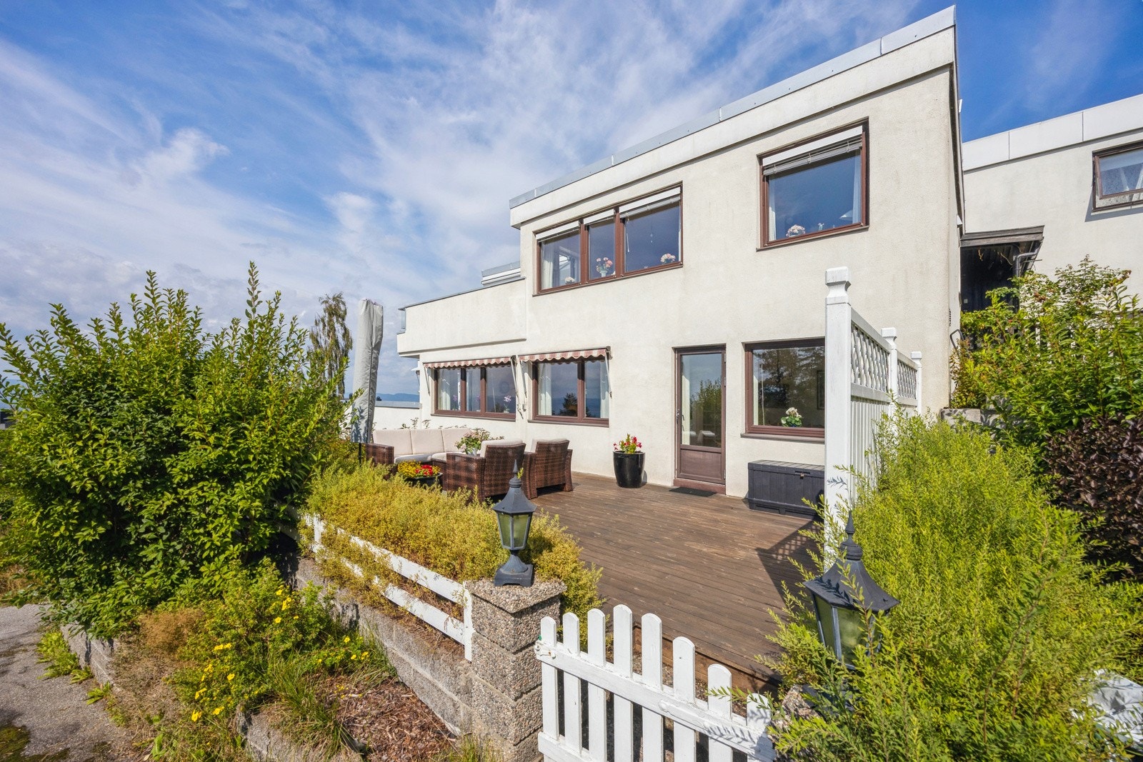 Terrasse med adkomst fra spisestue/soverom. Port med utgang til parkering og fantastiske turområder. Galleribilde