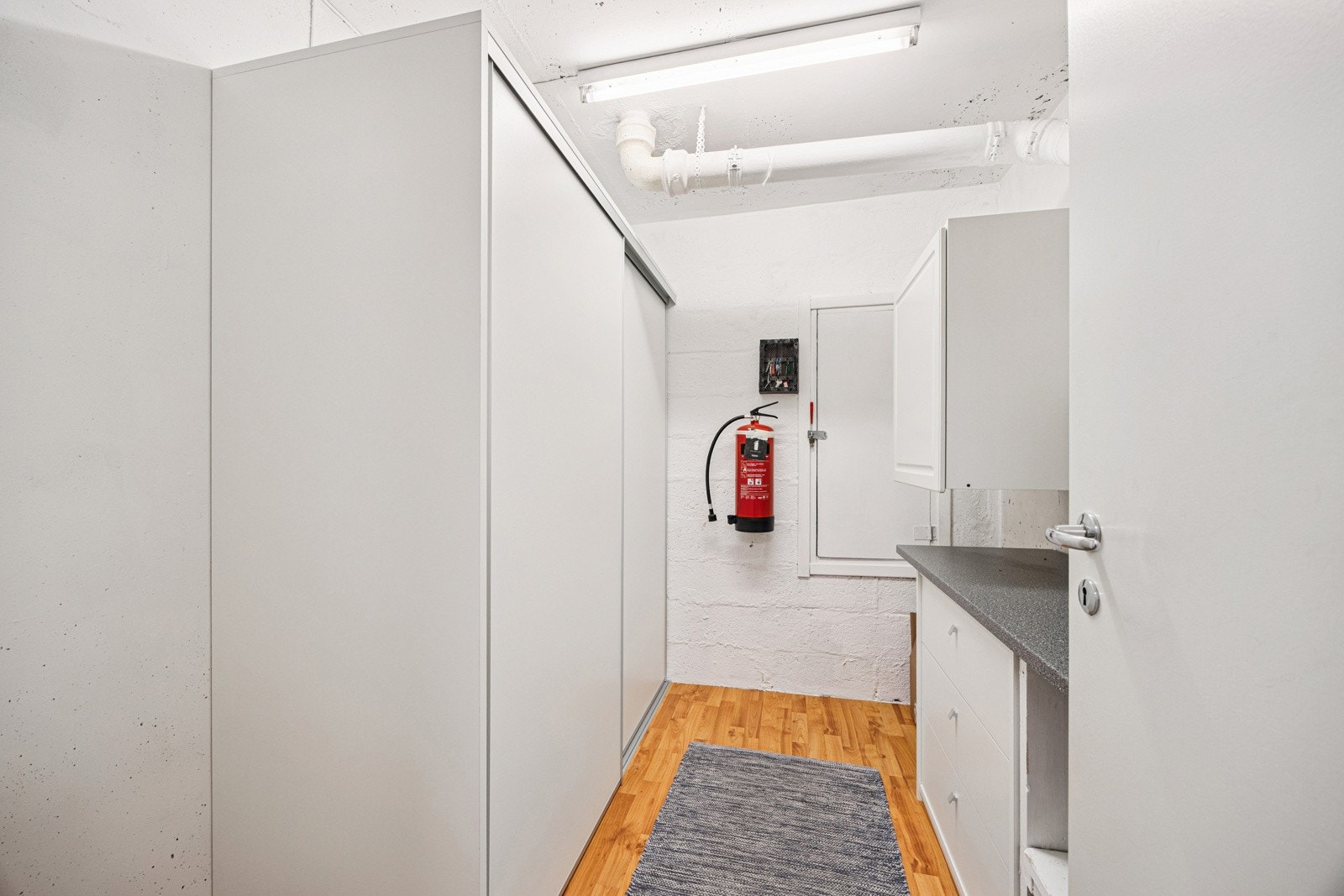 Bod med skyvedørsgarderobe og innredning. Galleribilde