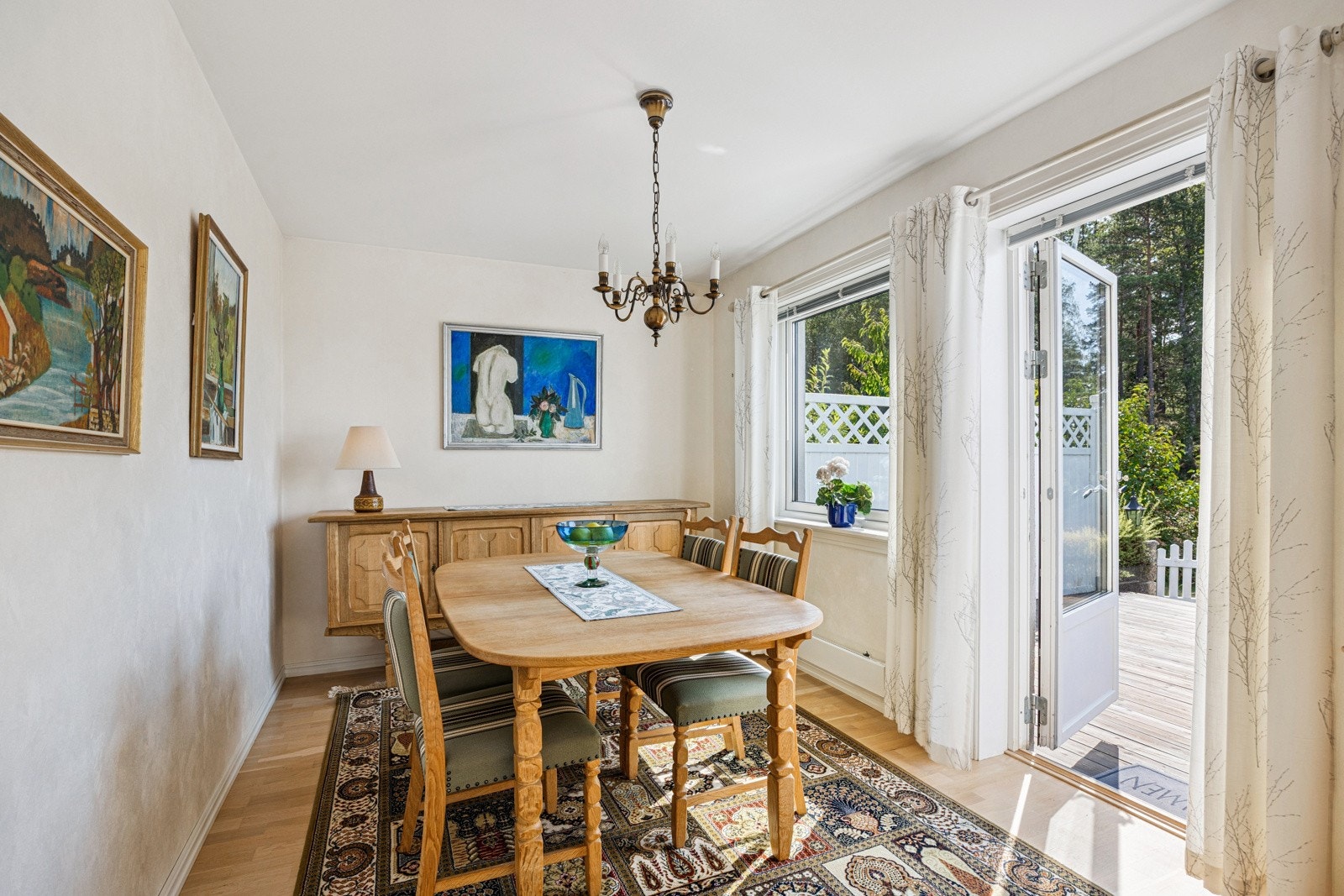 Ett av de tre soverommene benyttes idag til spisestue og her er det utgang til syd-vestvendt terrasse Galleribilde