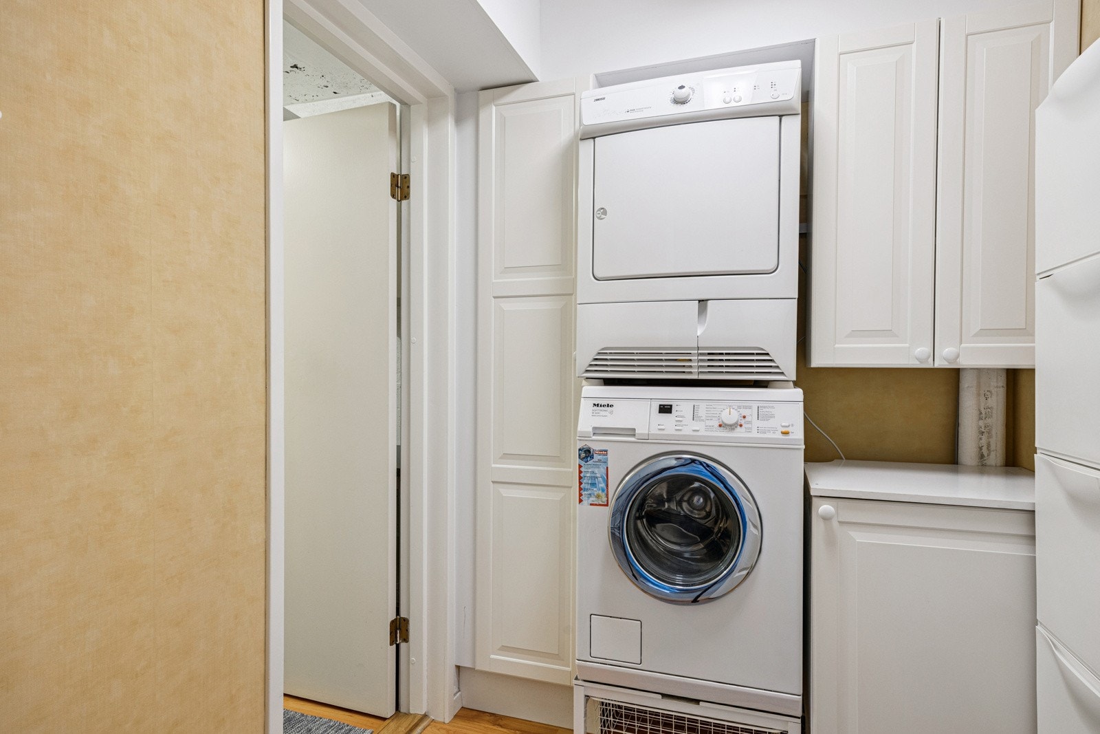 Praktisk vaskerom med god oppbevaring, opplegg for vaskemaskin og tørketrommel. Galleribilde