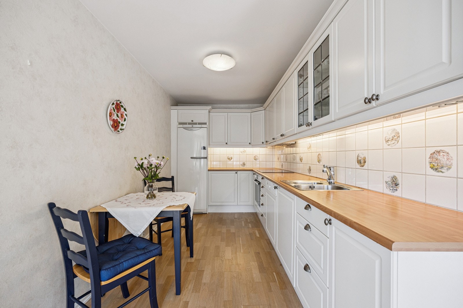 Det er delvis integrerte hvitevarer som kjøl/fryseskap, oppvaskmaskin, platetopp og stekeovn. Galleribilde