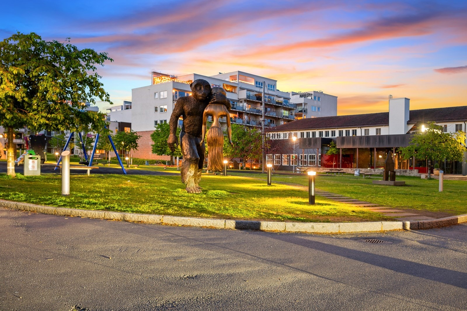 Peer Gynt-parken på Løren består av til sammen 20 skulpturer, alle inspirert av ulike scener fra Henrik Ibsens verd Galleribilde