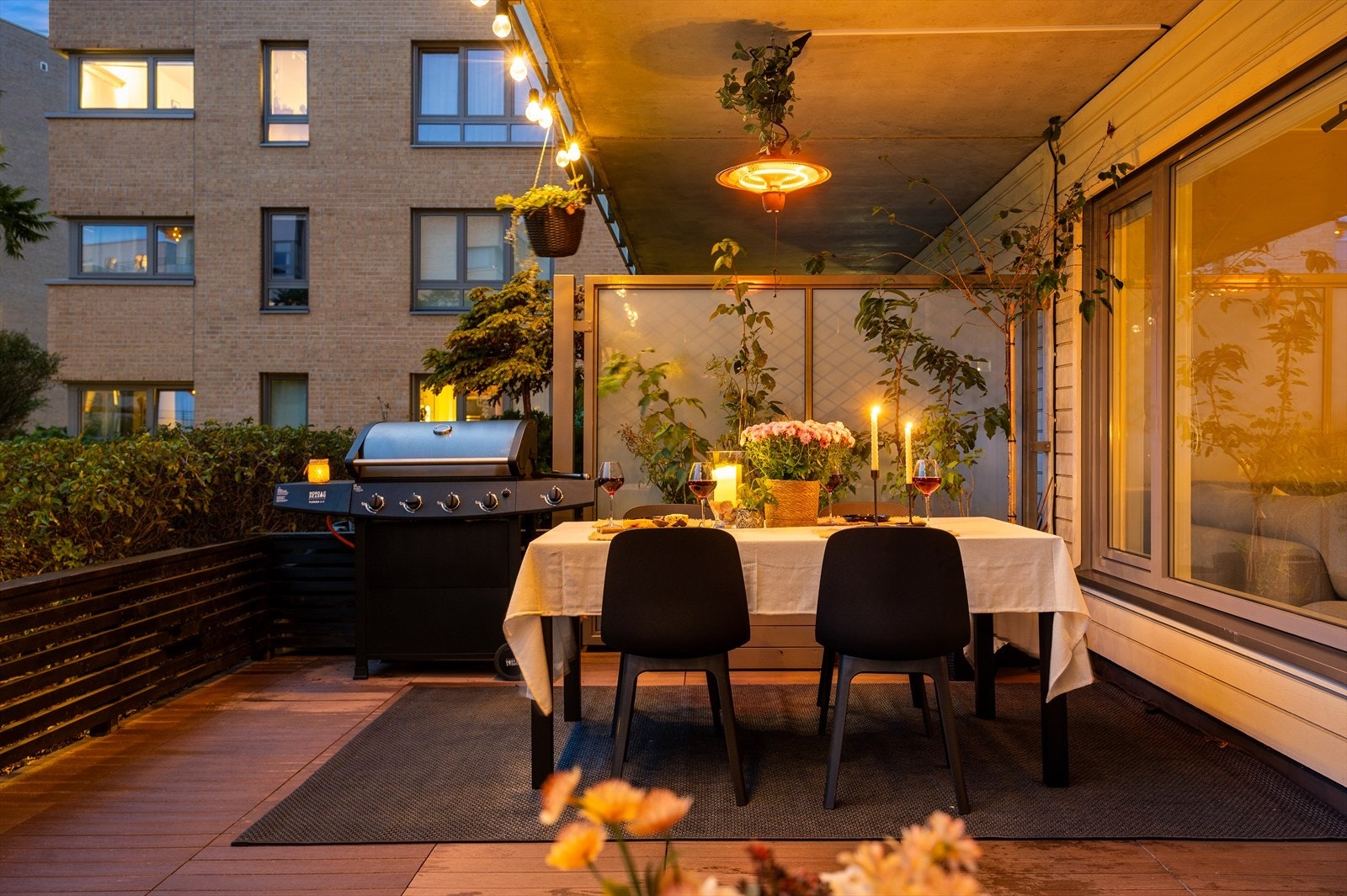 Markterrassen på kveldstid. Galleribilde