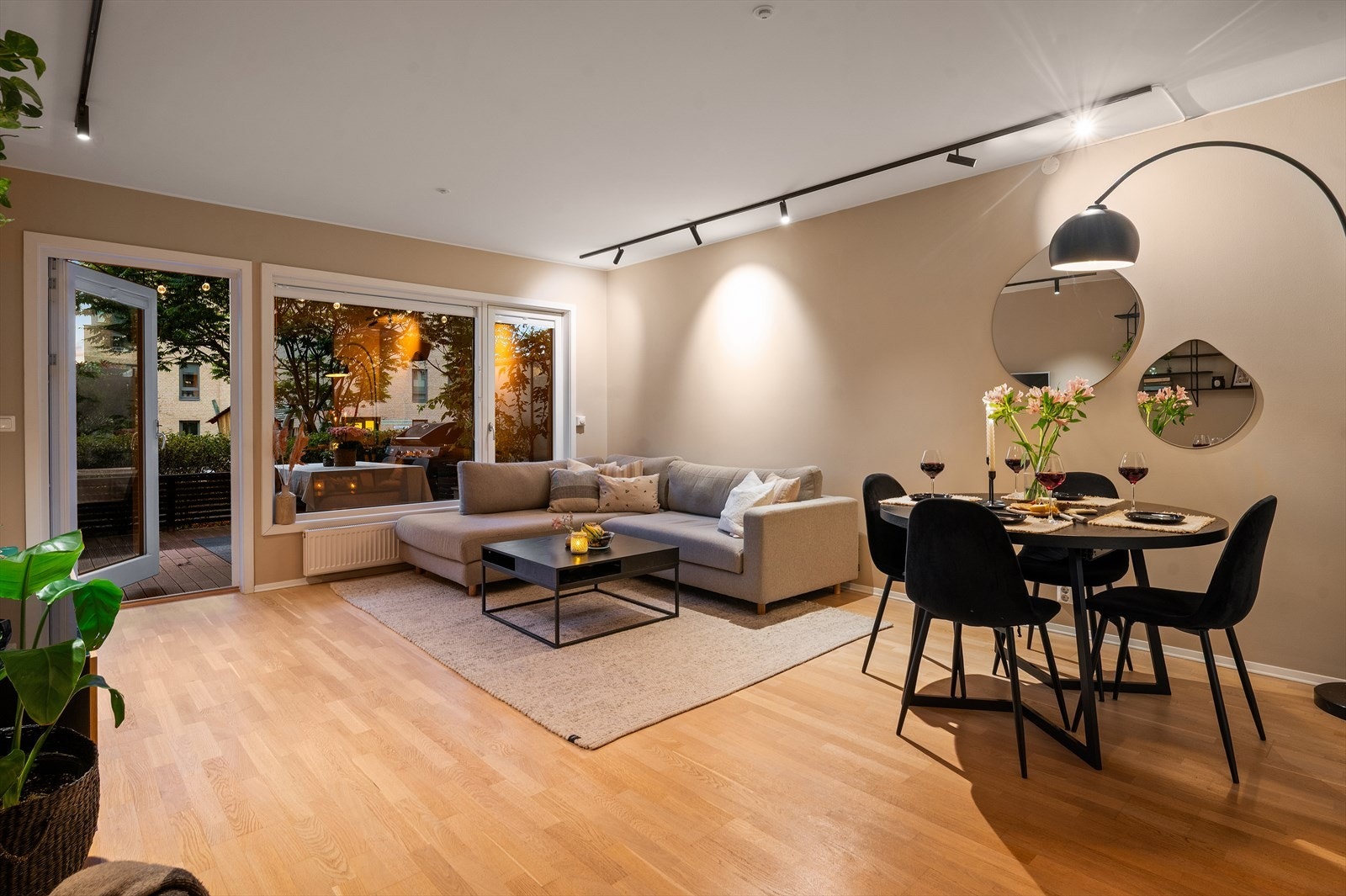 Leiligheten har en gjennomtenkt planløsning med romslige rom og gode møbleringsmuligheter, i tillegg til utgang til en solrik markterrasse som forlenger oppholdsrommet i sommerhalvåret. Galleribilde