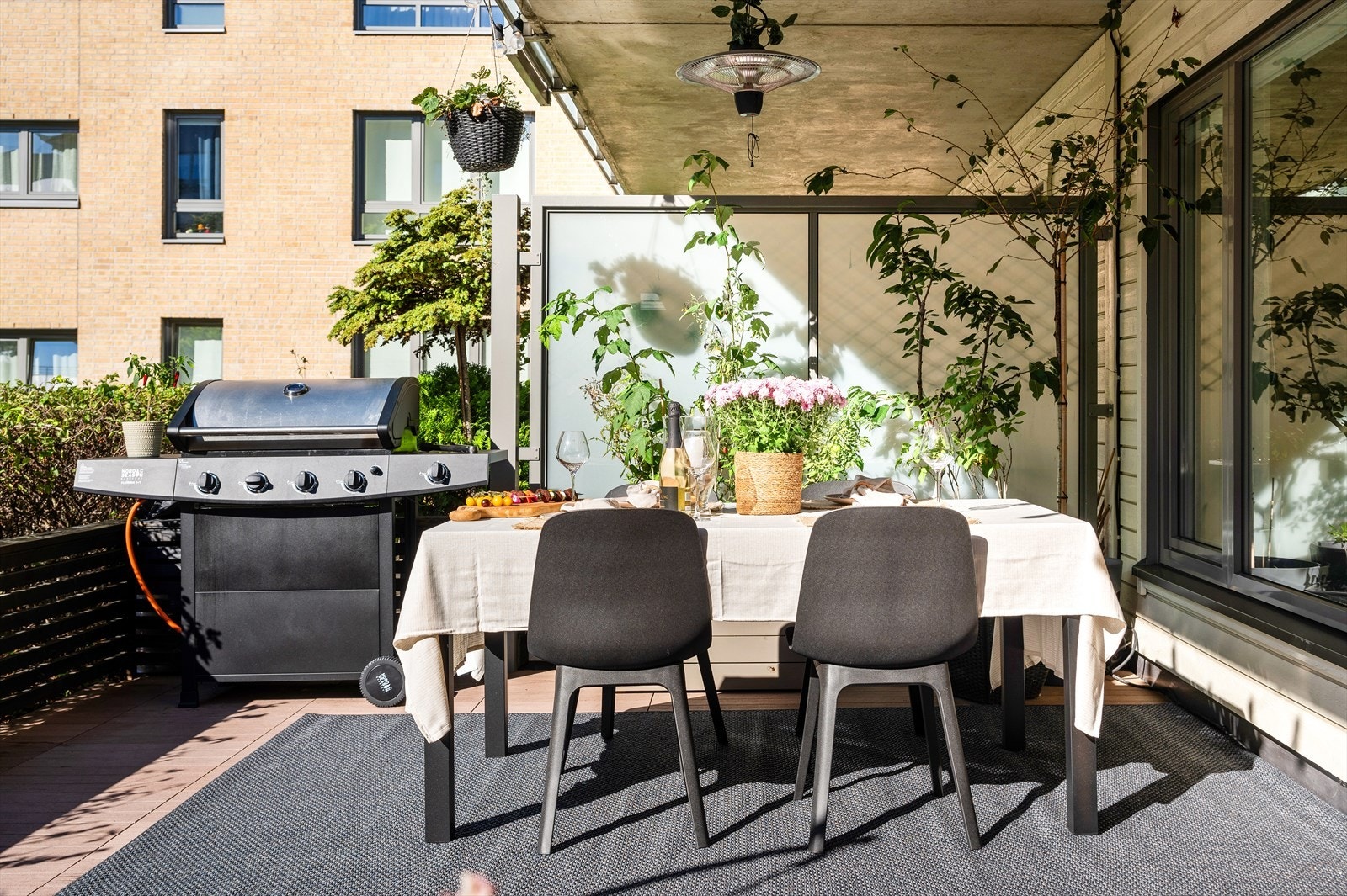 Praktisk skillevegg mot nabo og ellers rikelig med plass til grill og annet utstyr. Galleribilde