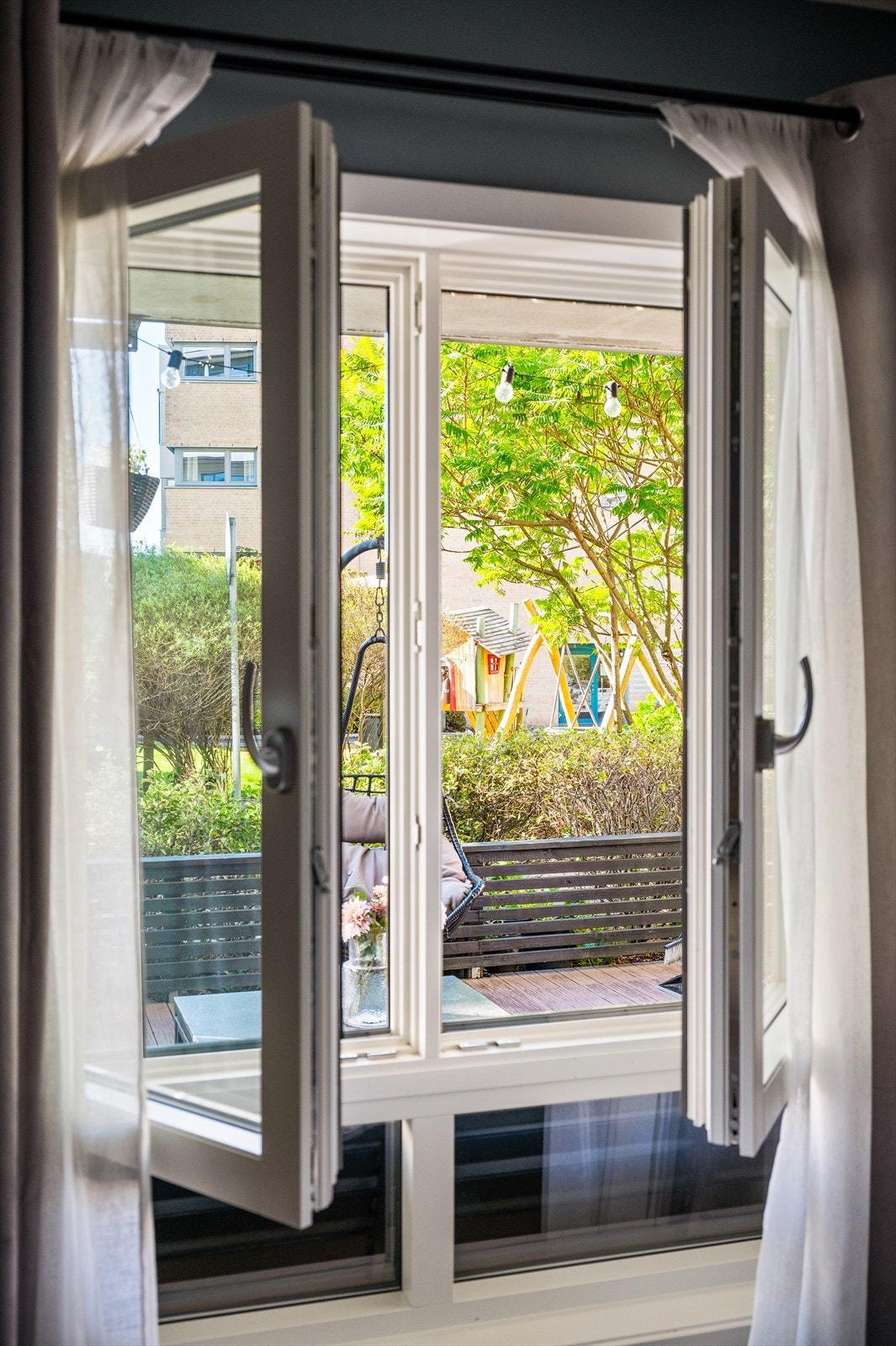 Utsikt mot markterrassen fra soverom. Galleribilde