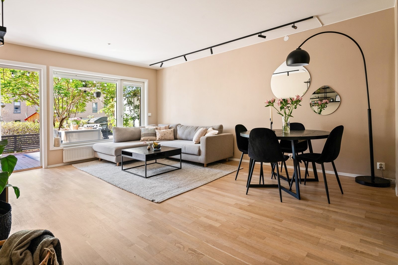 Herfra er det utgang til markterrassen, noe som skaper en fin overgang mellom inne- og uteområdet. Galleribilde