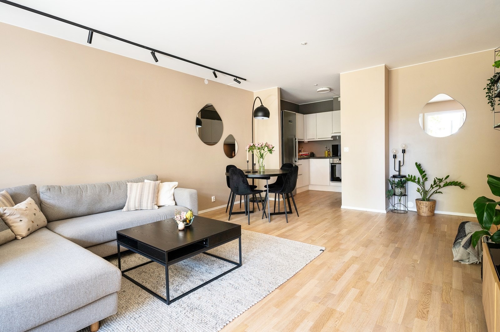 Planløsningen gir gode møbleringsmuligheter med plass til sofagruppe og øvrig møblement. Galleribilde