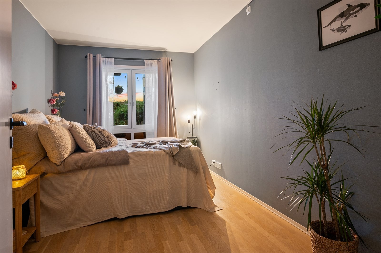 Lyst og trivelig soverom med god plass til dobbeltseng og nattbord Galleribilde